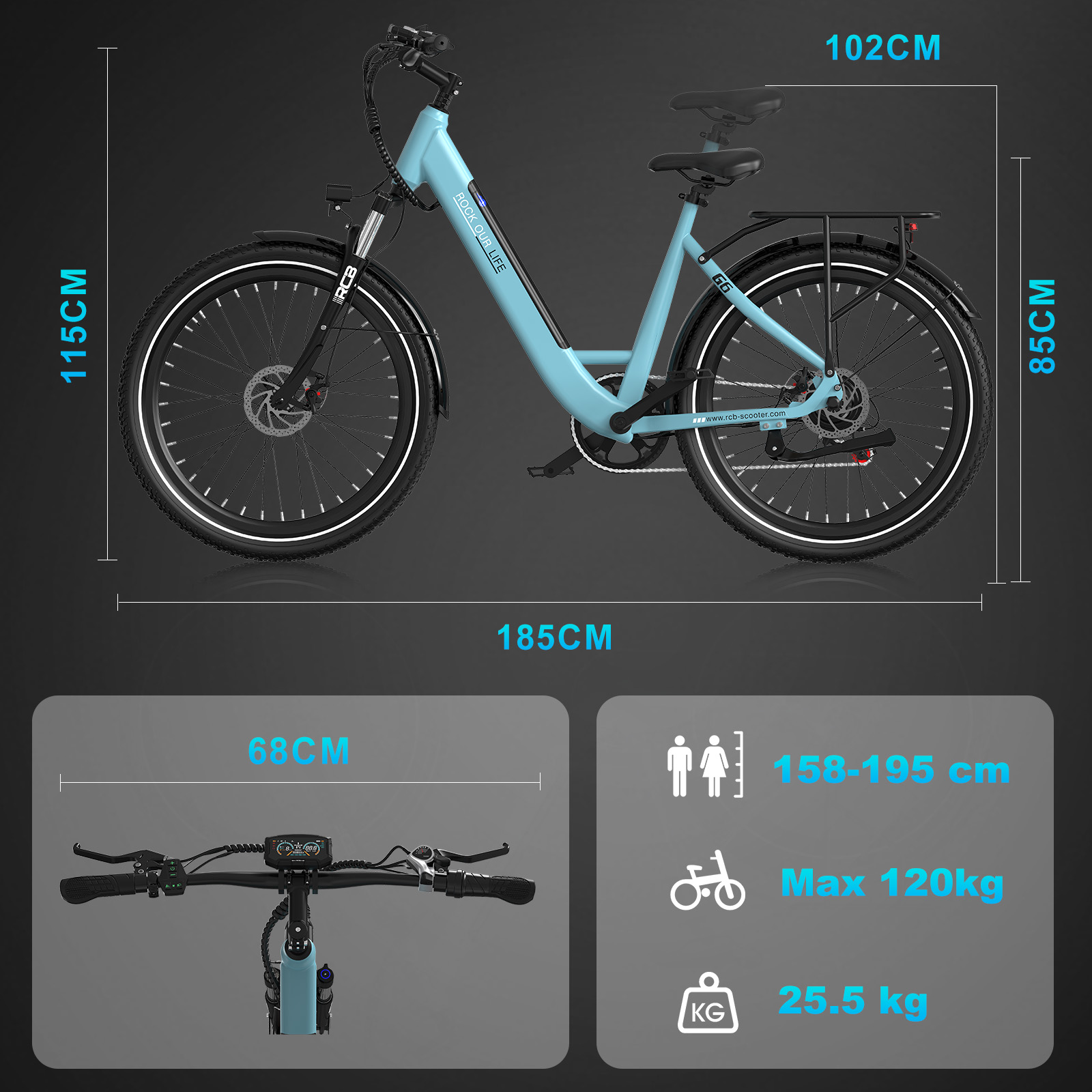 Een lichtblauwe elektrische fiets met afmetingen en specificaties. Hij heeft zwarte banden en een bagagerek.
