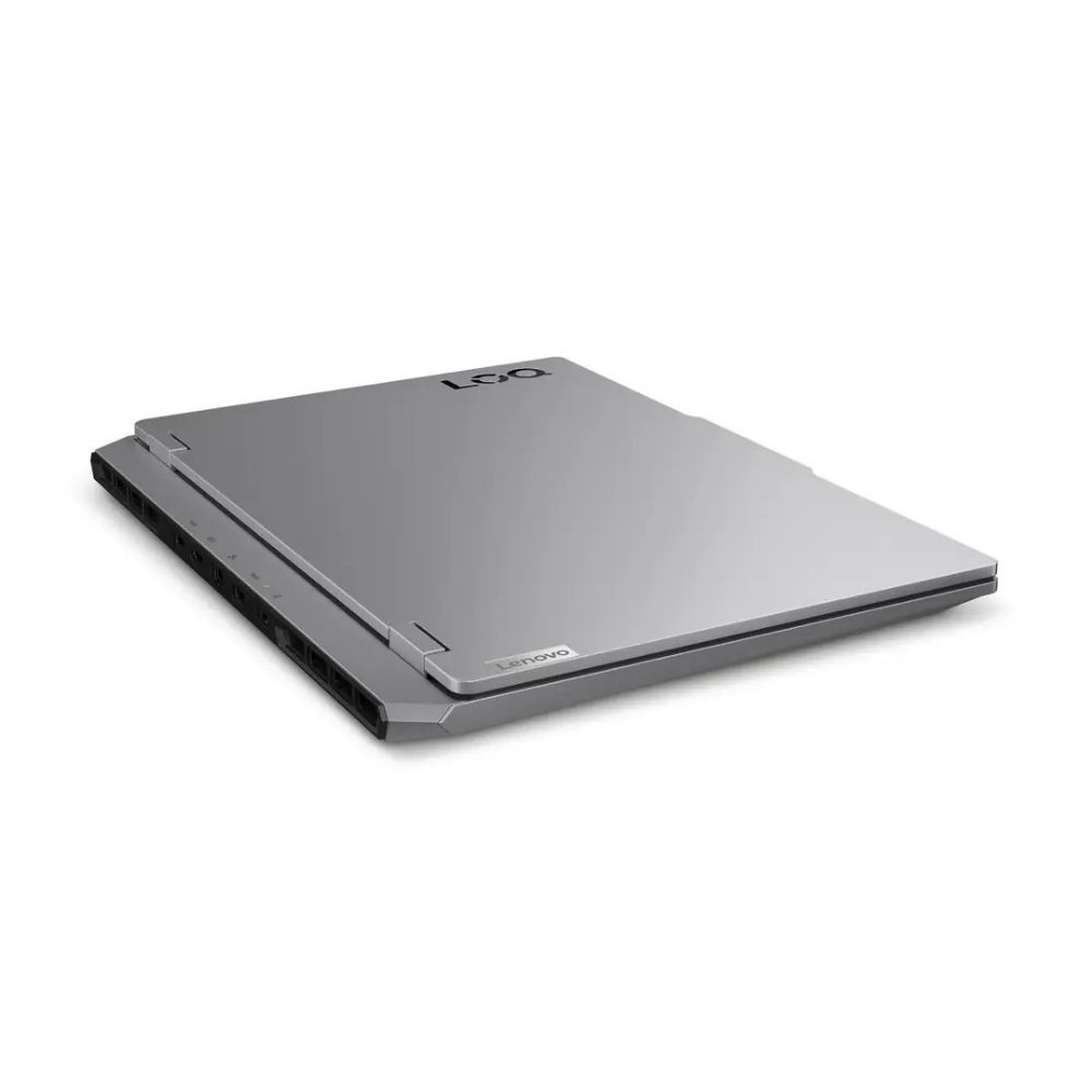 Gümüş renkli bir Lenovo dizüstü bilgisayar, beyaz bir yüzey üzerinde hafifçe açık. Lenovo logosu görünür ve 'LGA' kelimesi üst kısımda.