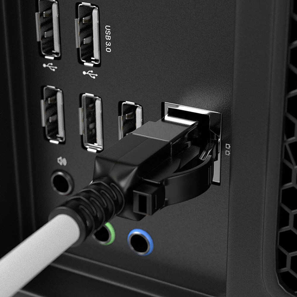 Een zwarte ethernetkabel is aangesloten op een computerpoort. Verschillende USB-poorten zijn zichtbaar op de computerkast, met indicatielampjes.