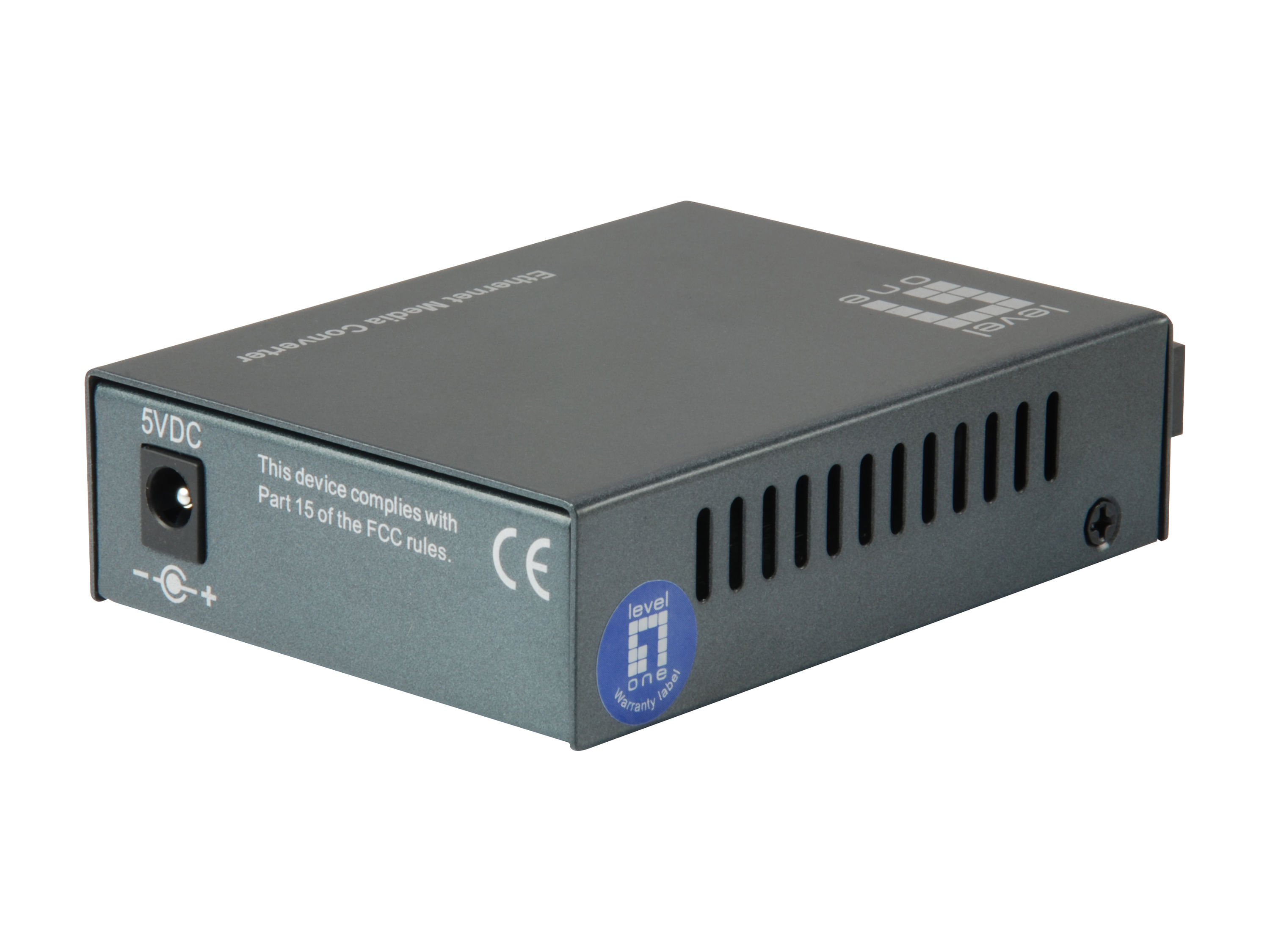 Een grijze Ethernet media converter met labels. Het heeft ventilatieopeningen, een stroomingang en een garantie sticker. Witte achtergrond.