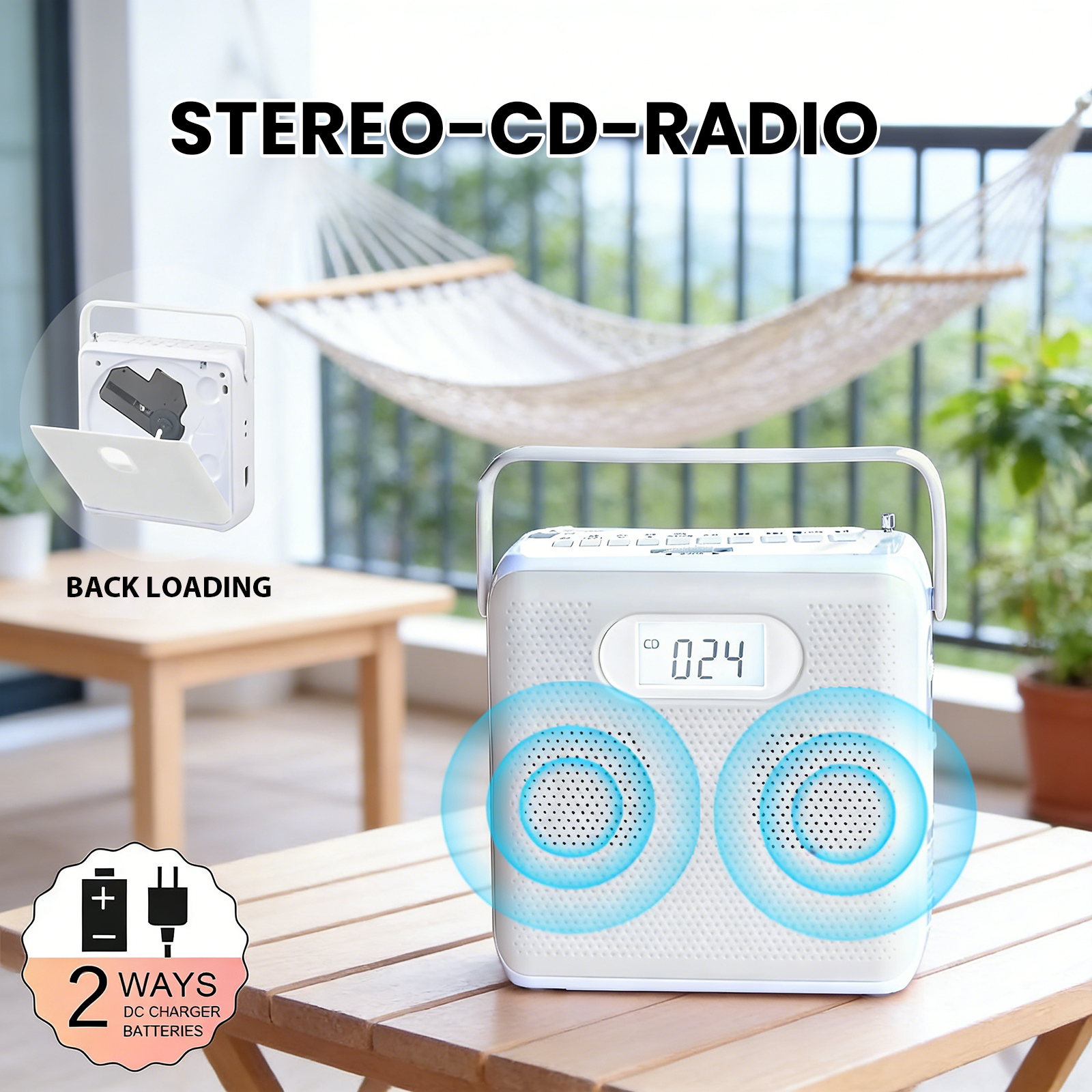 Ein weißes Stereo-CD-Radio steht auf einem Holztisch. Im Hintergrund hängt eine Hängematte. Zeigt die Rückseite und Batterieoptionen.