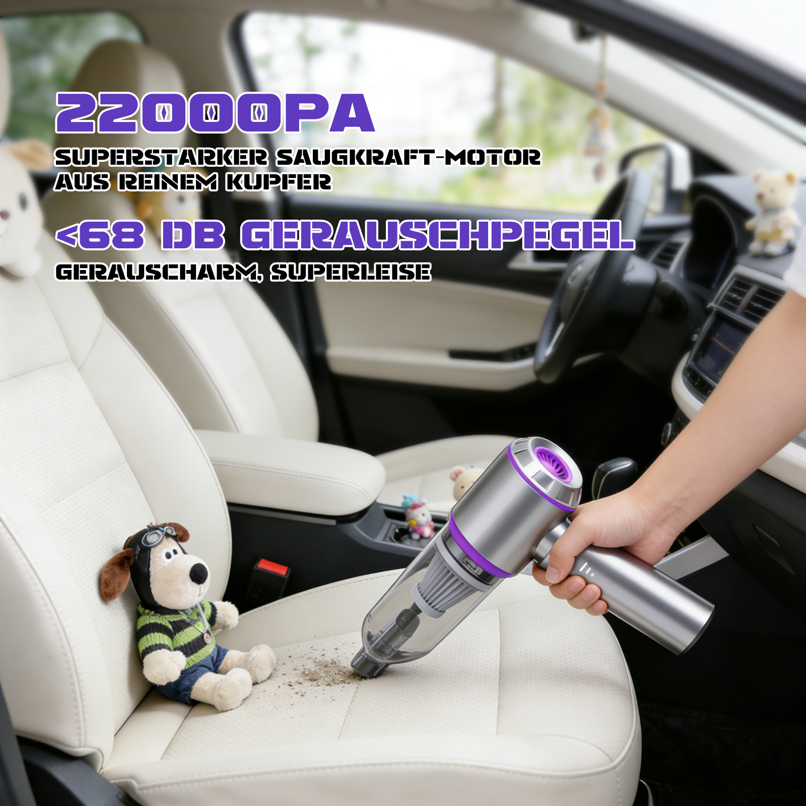 Ein Handstaubsauger wird verwendet, um einen Autositz mit einem Stoffhund zu reinigen. Der Staubsauger ist silber und lila.