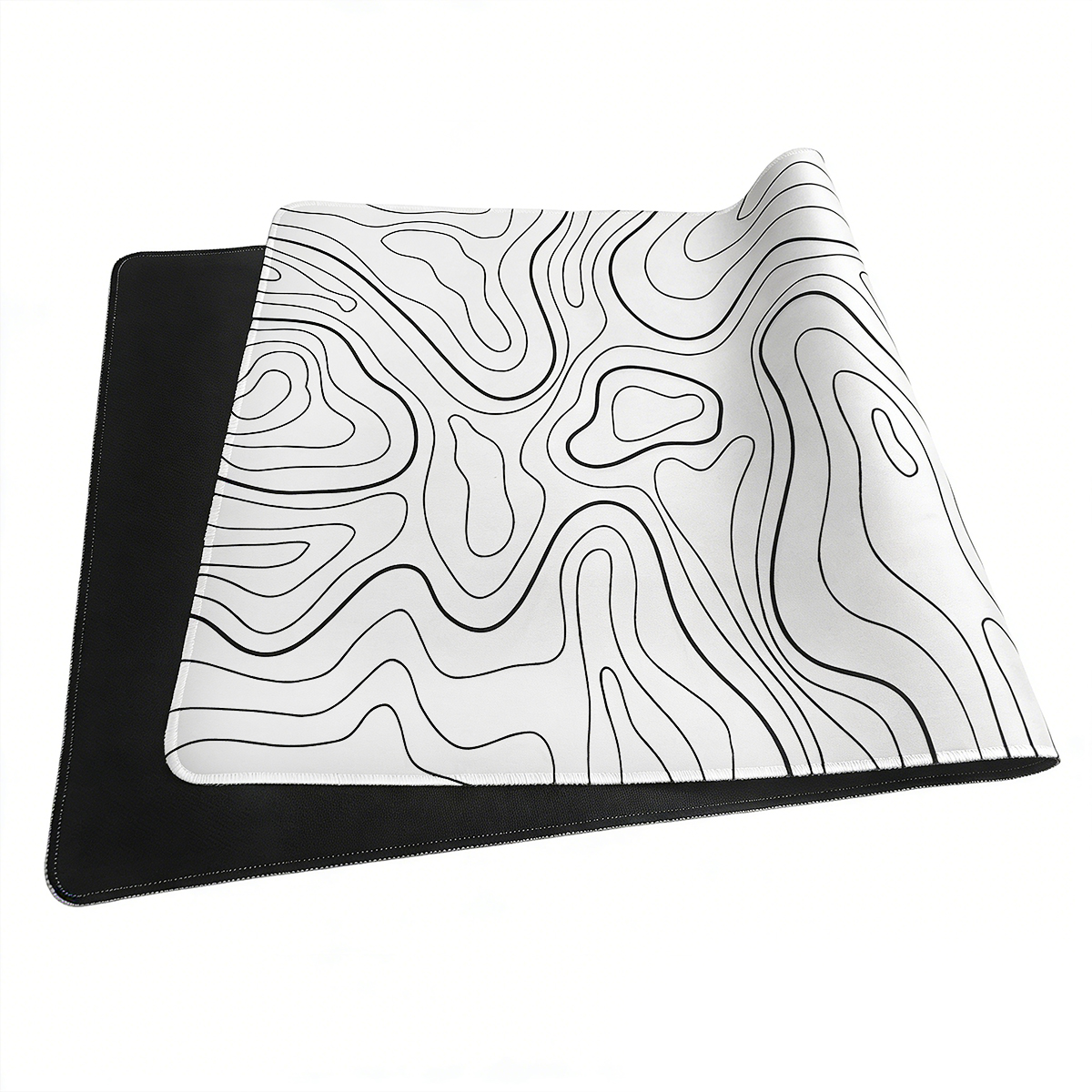 Biała podkładka pod mysz z czarnymi liniami konturowymi leży na czarnej podkładce. Górna podkładka jest częściowo zwinięta.