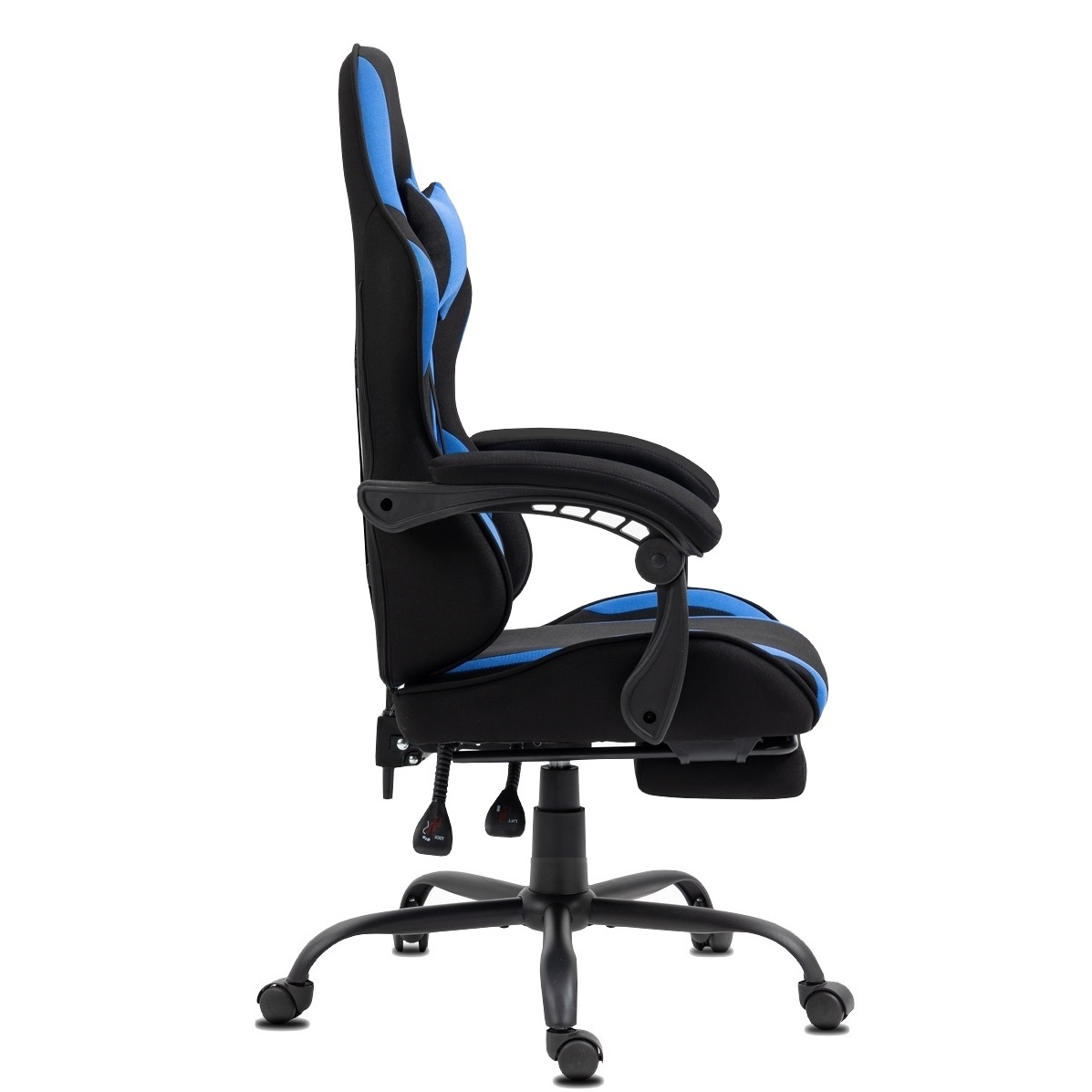 Ein schwarz-blauer Gaming-Stuhl auf weißem Hintergrund. Der Stuhl hat eine hohe Rückenlehne, Armlehnen und eine Fußstütze. Seitenansicht.