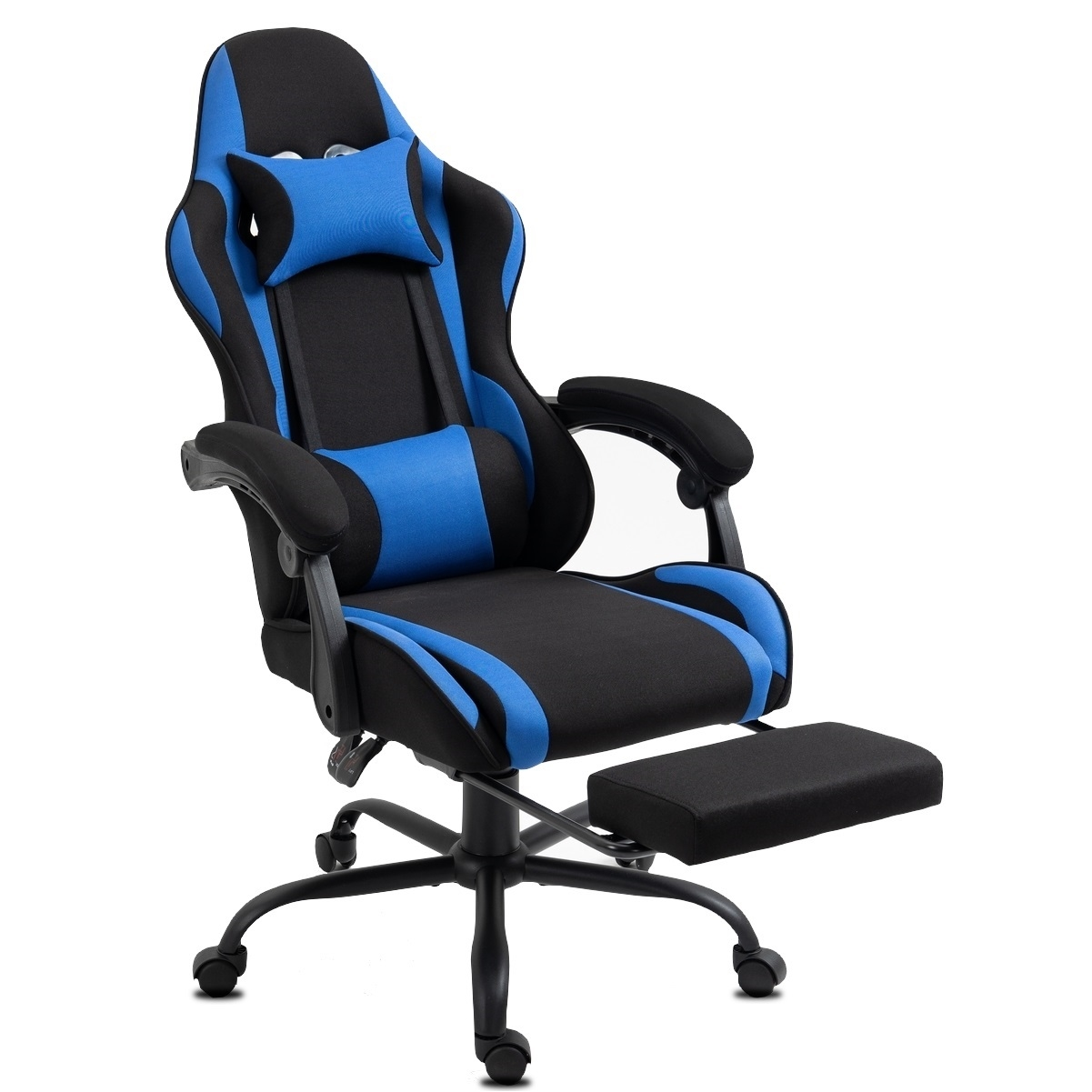 Gaming-Stuhl mit schwarzen und blauen Akzenten. Er hat eine Kopfstütze, Armlehnen und eine Fußstütze. Rollen an der Basis.