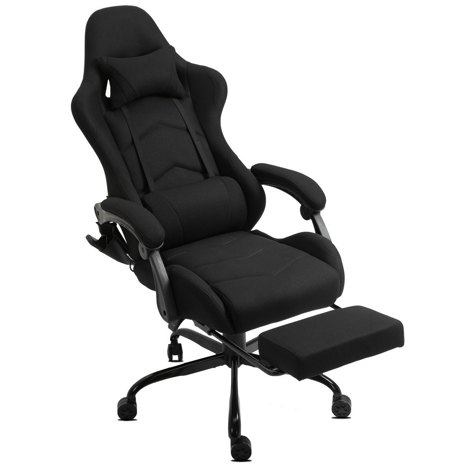 Schwarzer Gaming-Stuhl mit Kopfstütze, Armlehnen, Fußstütze und Rollen vor weißem Hintergrund.