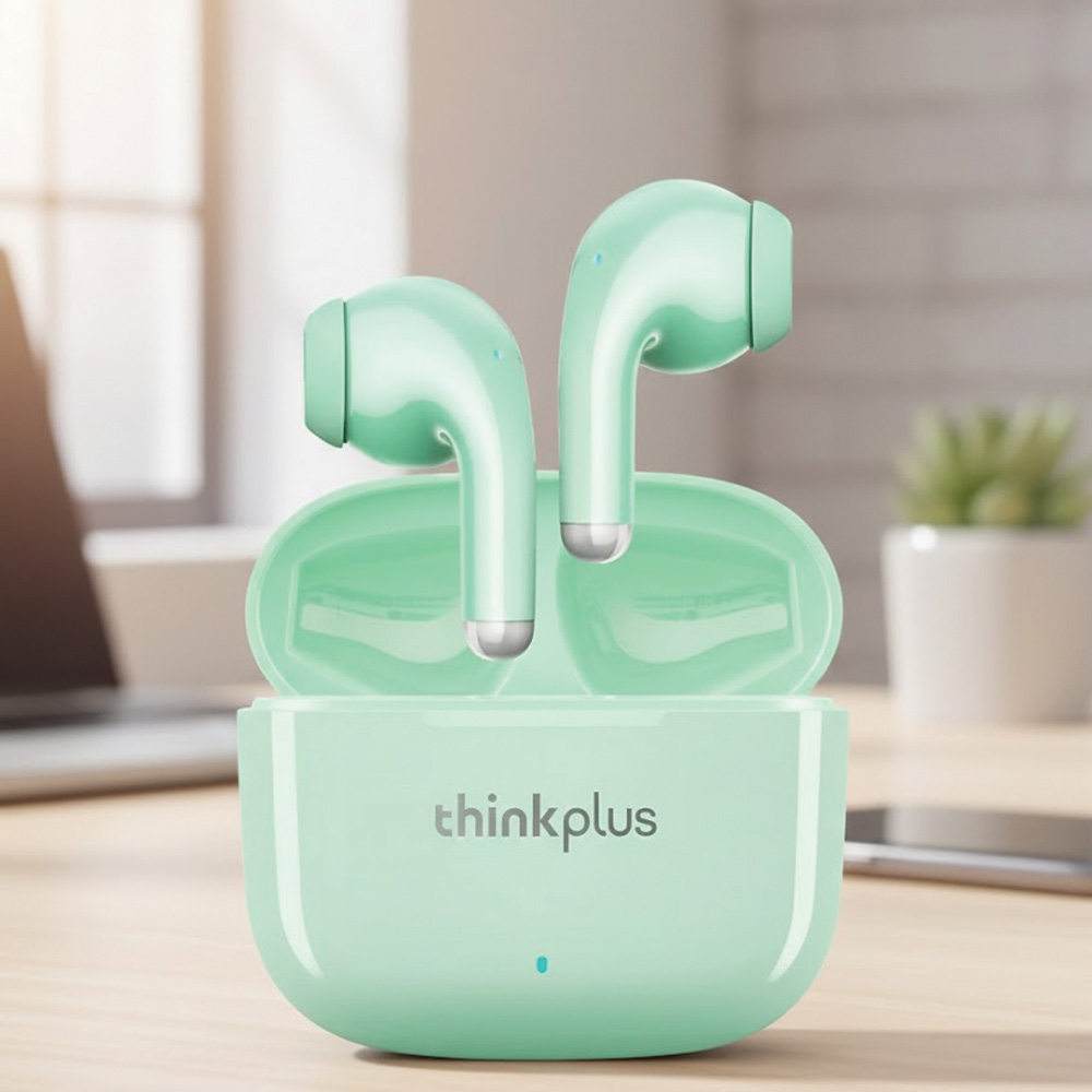 'thinkplus' yazılı, şarj kutusunda nane yeşili kulaklıklar. Arka planda bir dizüstü bilgisayar ve küçük bir bitki görülüyor.