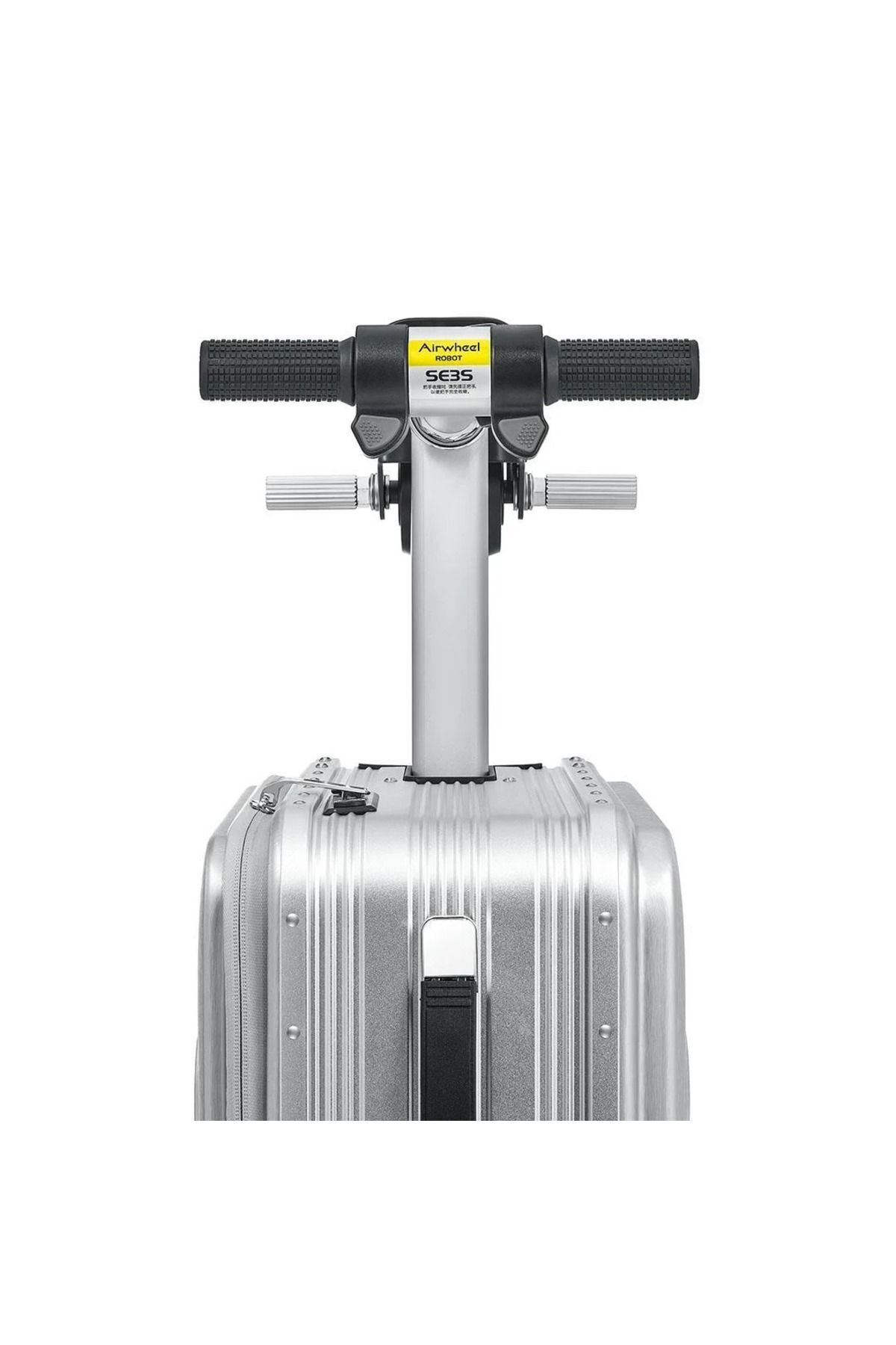 Eklenmiş bir Airwheel robot koluna sahip gümüş bir bavul. Kolu, sarı logolu siyahtır.