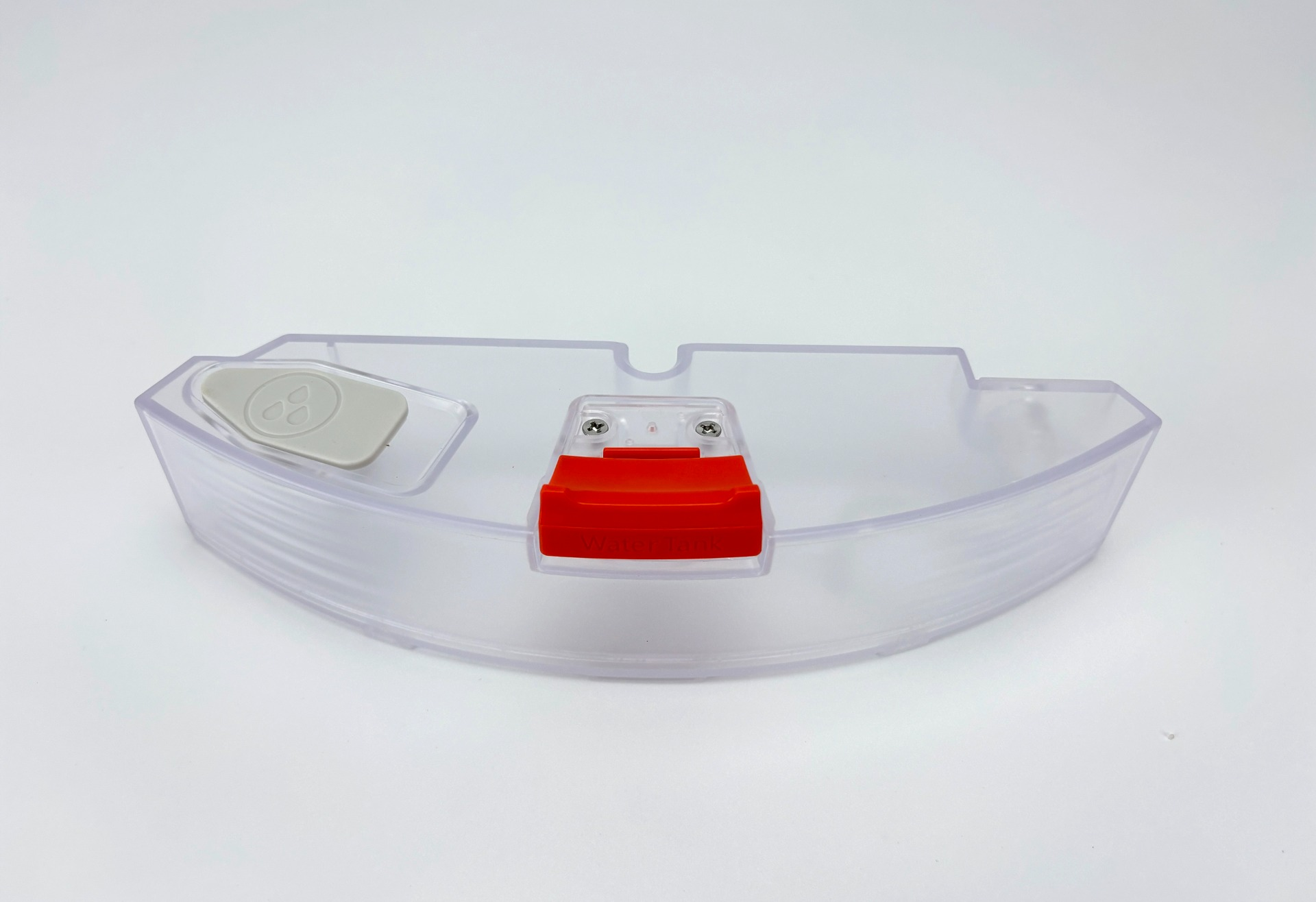 Przezroczysty plastikowy zbiornik na wodę z czerwoną pokrywą i szarym guzikiem. Leży na białej powierzchni.