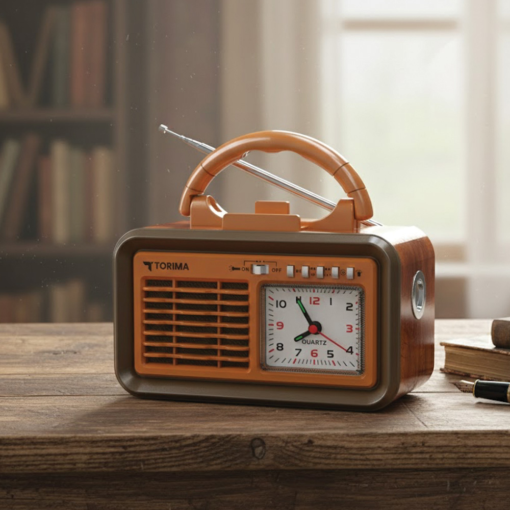 Ahşap bir masanın üzerinde turuncu ve ahşap bir retro radyo ve saat duruyor. Yakınlarda bir kalem ve kitaplar var. Bir kitaplık görülüyor.