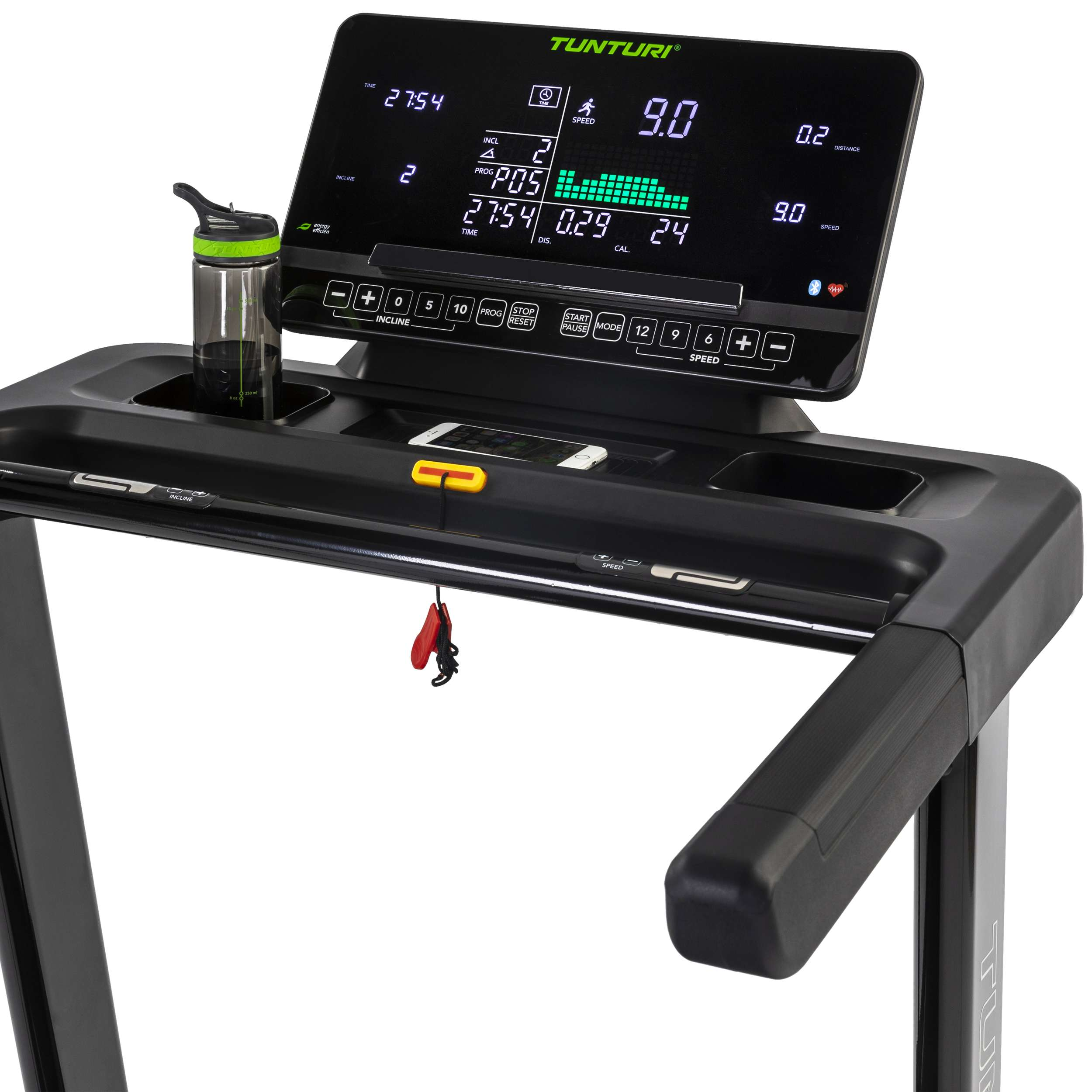 Een loopband met een display met tijd, snelheid, afstand en calorieën. Een waterfles en telefoon op de console.