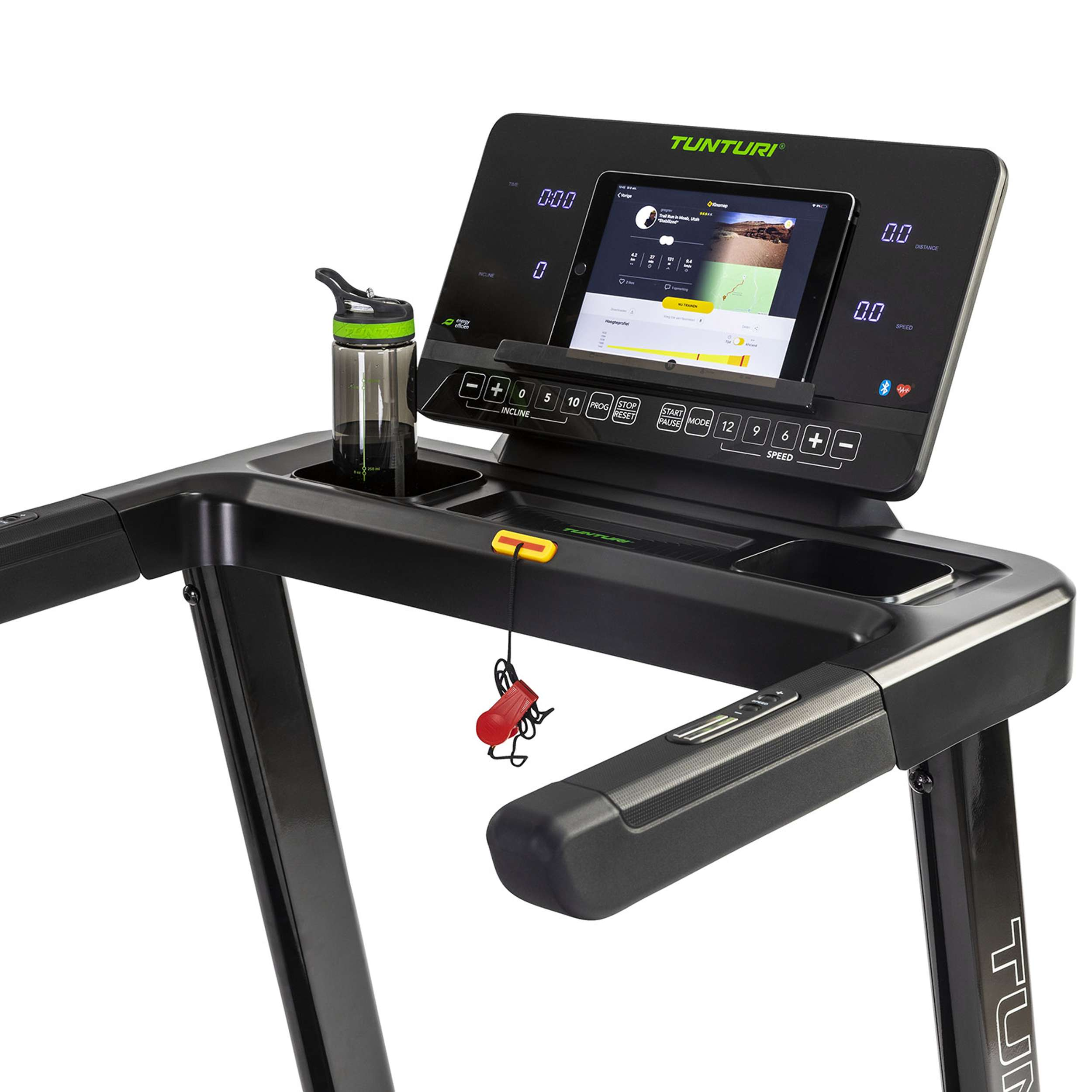 Een loopband met een tablet waarop een hardloop-app staat. Een waterfles staat aan de zijkant en een rode veiligheidssleutel hangt.