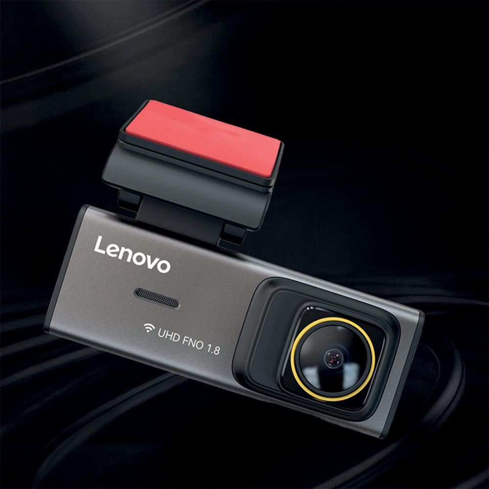 Bir Lenovo araç kamerası gösteriliyor. Gri, lensli ve kırmızı yapışkanlı montajı var. Arka plan siyah ve gri bir gradyan.