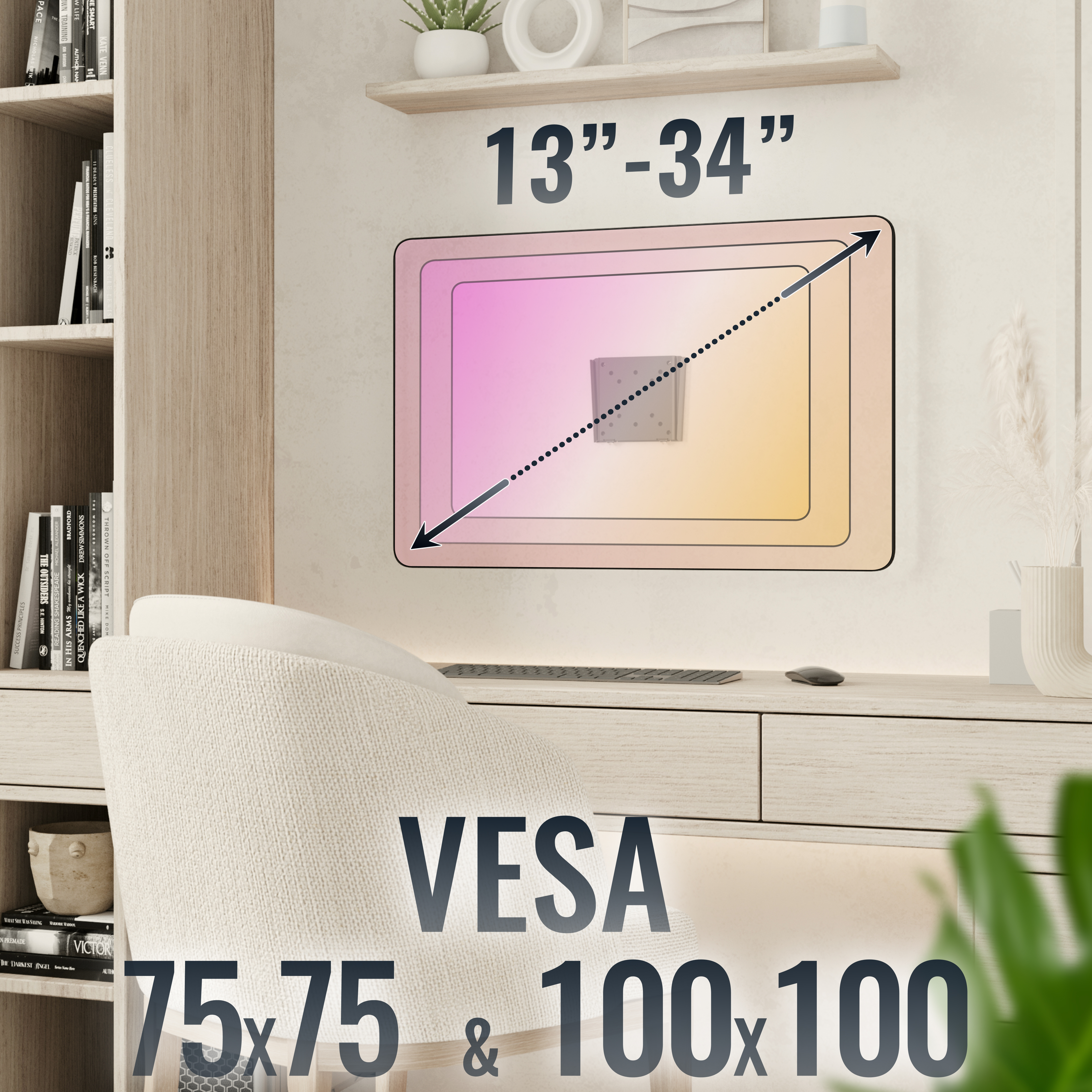 Ein Monitor auf einem Schreibtisch, mit Text, der die Größe und VESA-Kompatibilität angibt. Regale und ein Stuhl sind ebenfalls zu sehen.