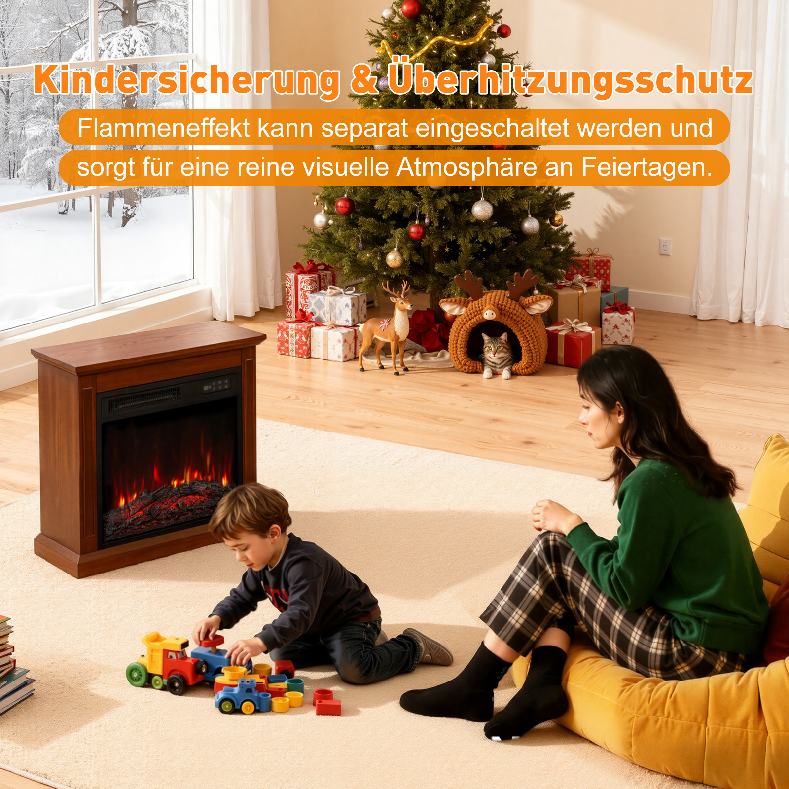 Ein Raum mit Weihnachtsbaum, Kamin und zwei Personen. Ein Kind spielt mit Spielzeug. Eine Frau sitzt auf einem gelben Kissen.