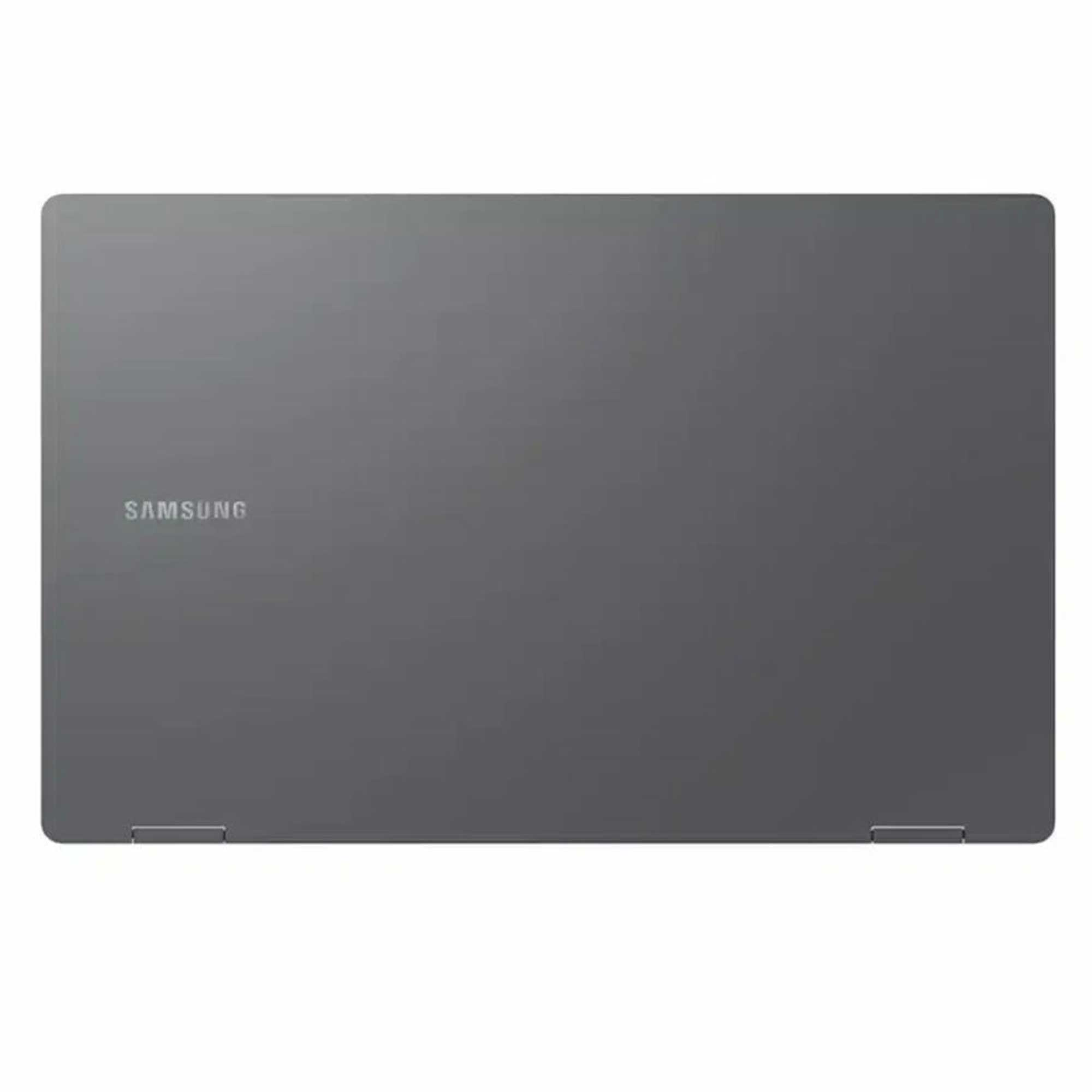 Kapalı, gri bir Samsung dizüstü bilgisayar. Samsung logosu görünür. Dizüstü bilgisayar beyaz bir arka plan üzerinde.