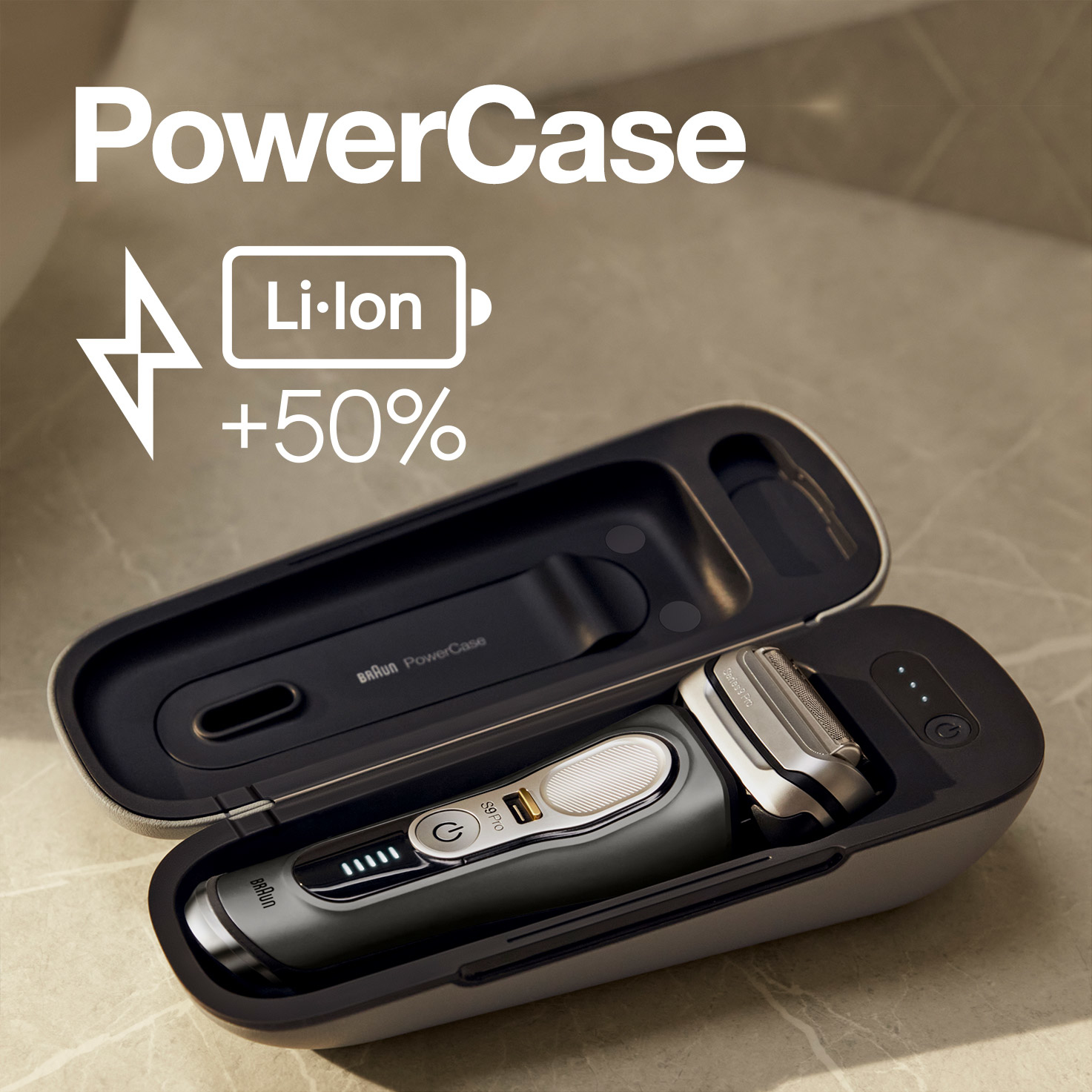 Açık bir PowerCase'de bir Braun Series 9 Pro tıraş makinesi. Kılıf ve tıraş makinesi gri ve siyahtır, pil göstergesi vardır.