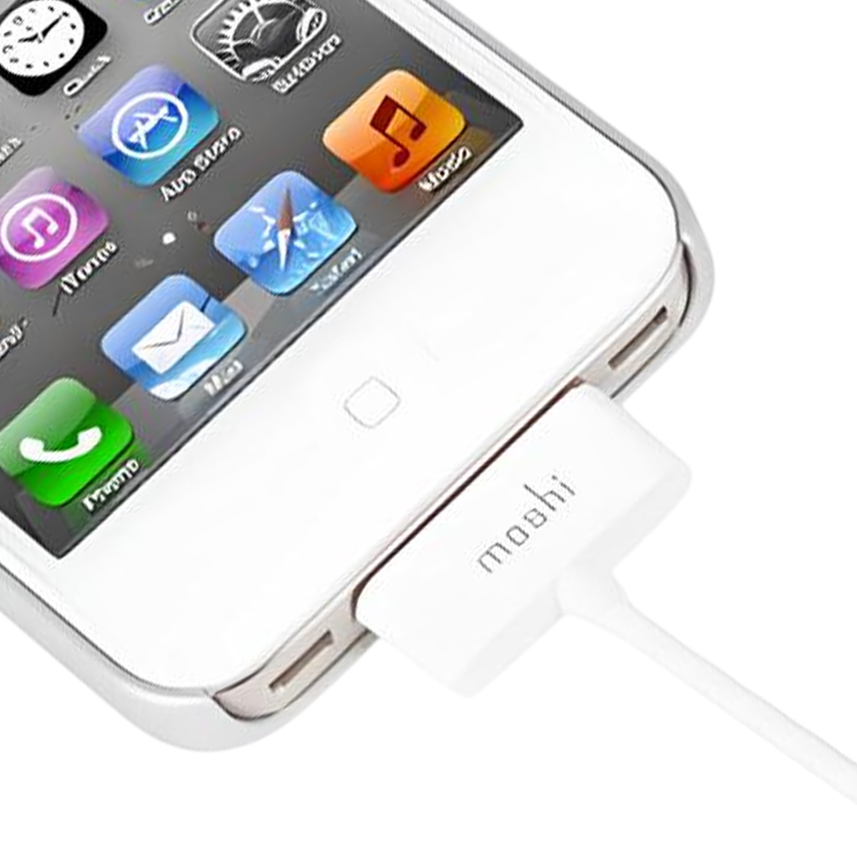 iPhone blanc avec câble de charge branché. L'écran affiche diverses icônes d'applications. Un chargeur de marque 'moshi' est connecté.