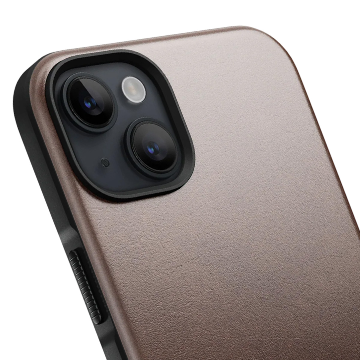 Primo piano di una custodia marrone per telefono con modulo fotocamera. La custodia ha una superficie strutturata e una cornice nera. La fotocamera ha due lenti.