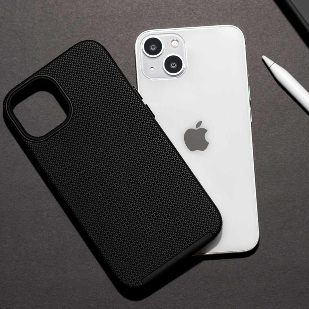 iPhone bianco e custodia nera su superficie scura. Una penna stilo è a destra del telefono.