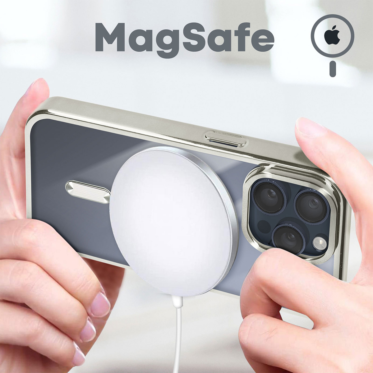 Mani che tengono uno smartphone con un caricatore MagSafe. Il telefono ha una custodia e il caricatore è bianco e circolare.