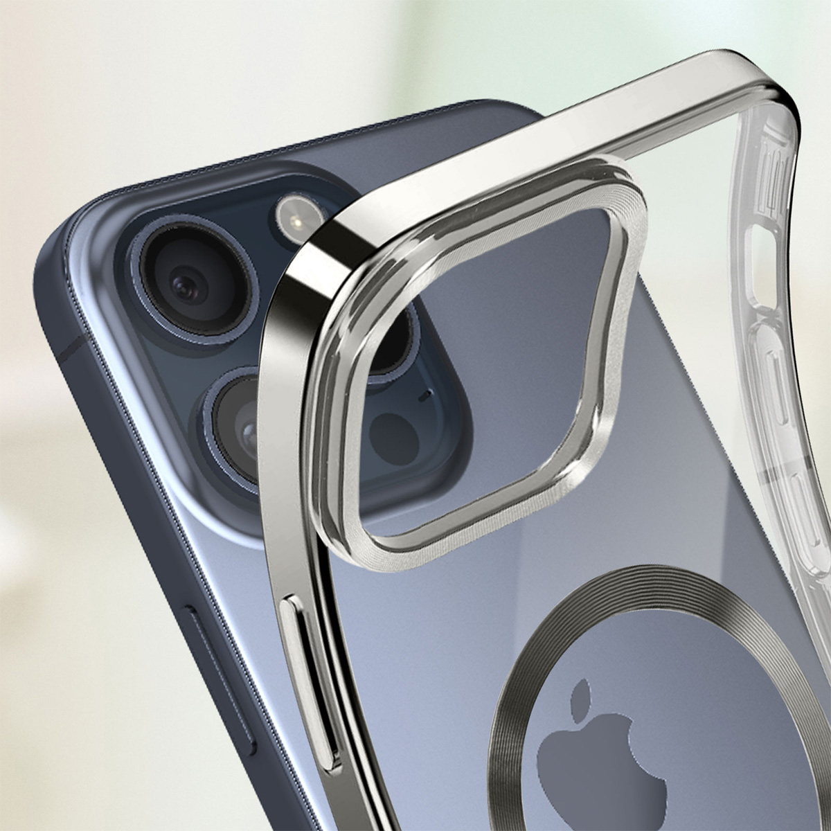 Primo piano di un telefono in una custodia trasparente con un anello d'argento. Il telefono ha un retro blu, con il logo Apple visibile.