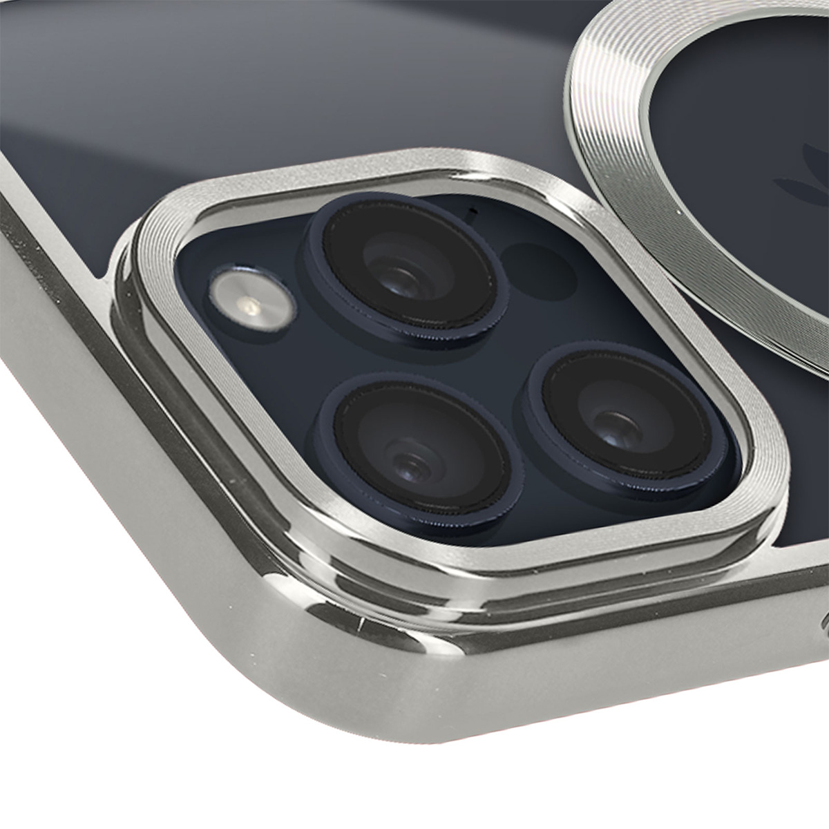 Primo piano del modulo fotocamera di un telefono con tre lenti e un flash, circondato da una cornice e una custodia metalliche argentate.