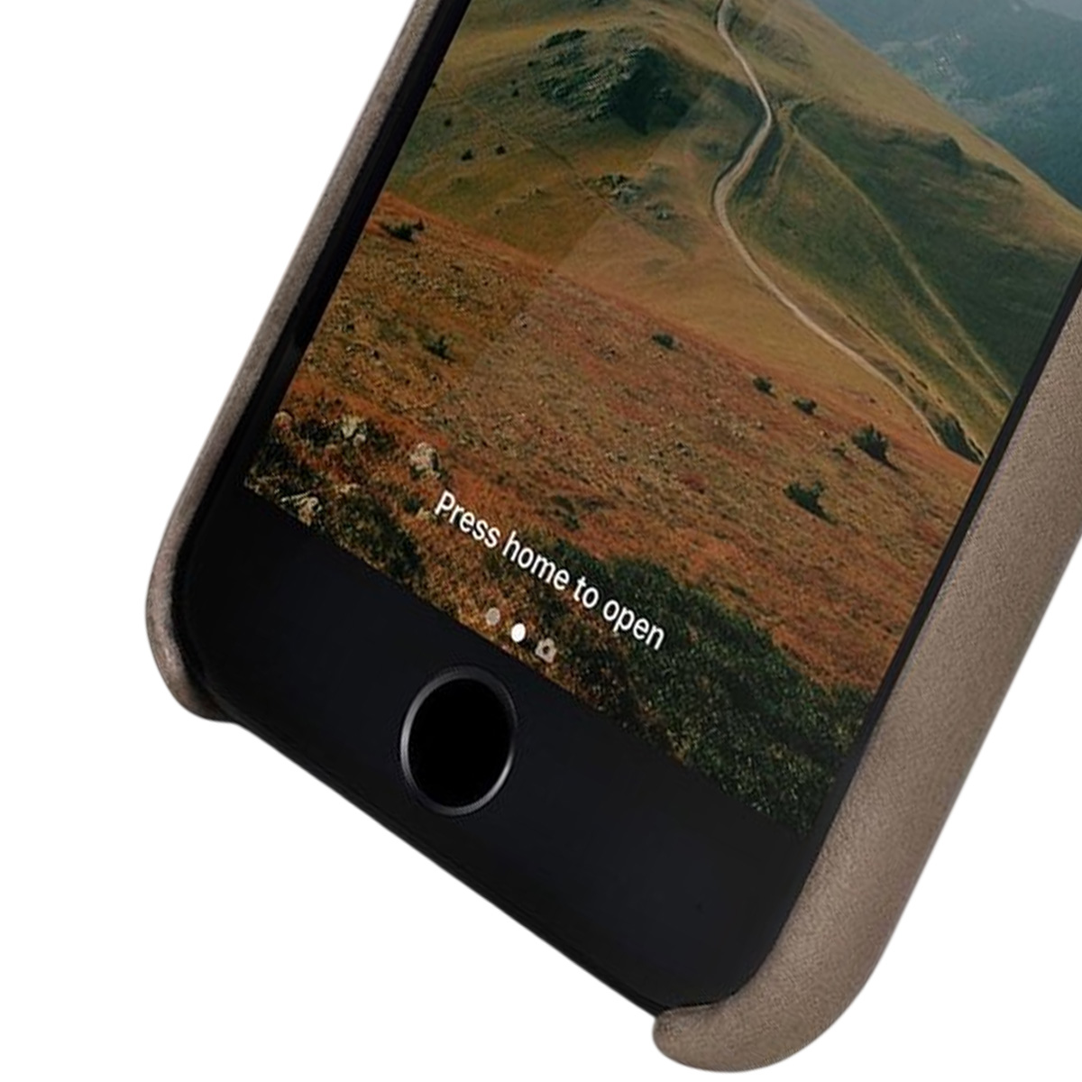 Uno smartphone in una custodia mostra un'immagine del paesaggio. Lo schermo mostra una strada che si snoda attraverso una catena montuosa. Il testo recita: 'Premi home per aprire'.