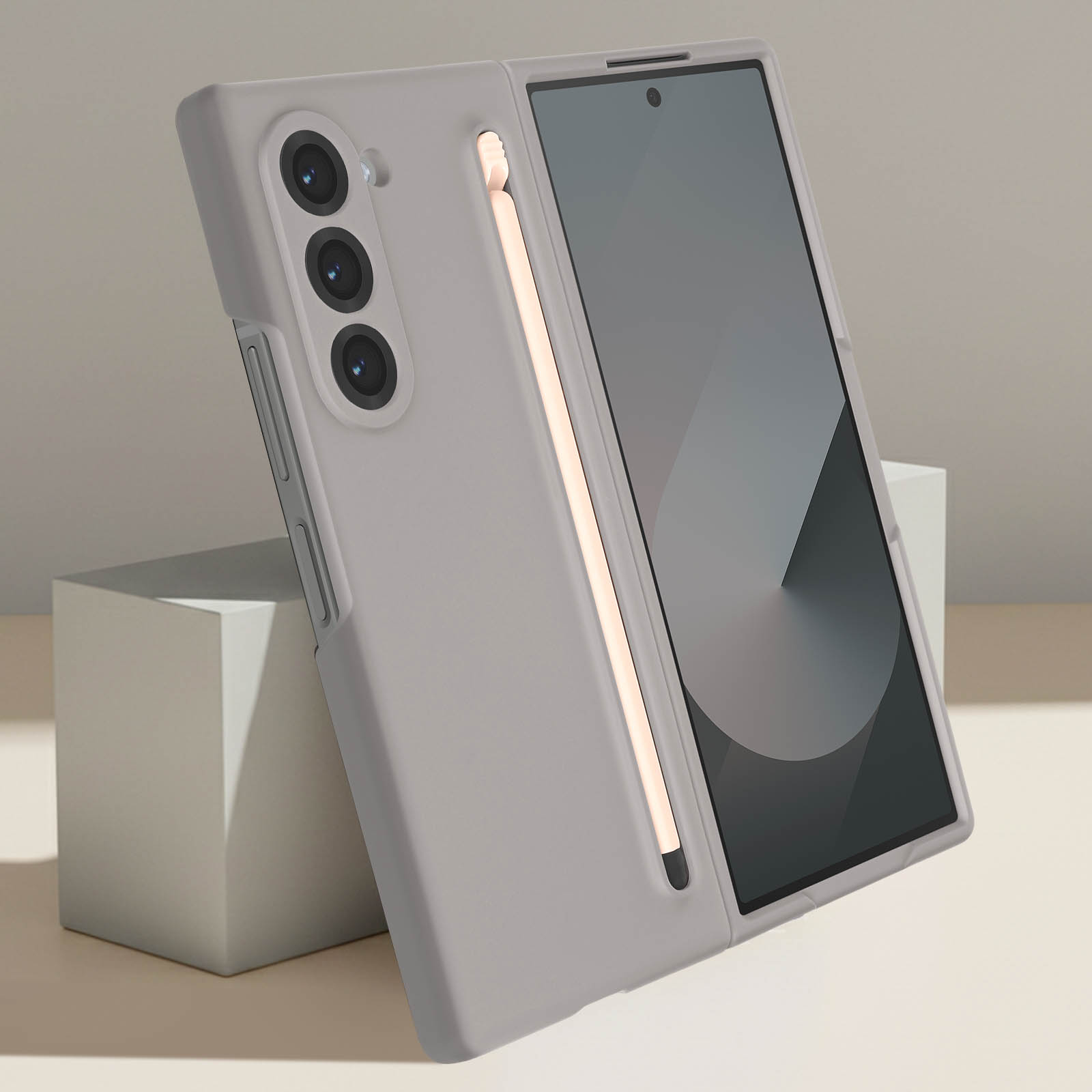 Un telefono grigio pieghevole in una custodia con una penna, su una piattaforma a cubo.