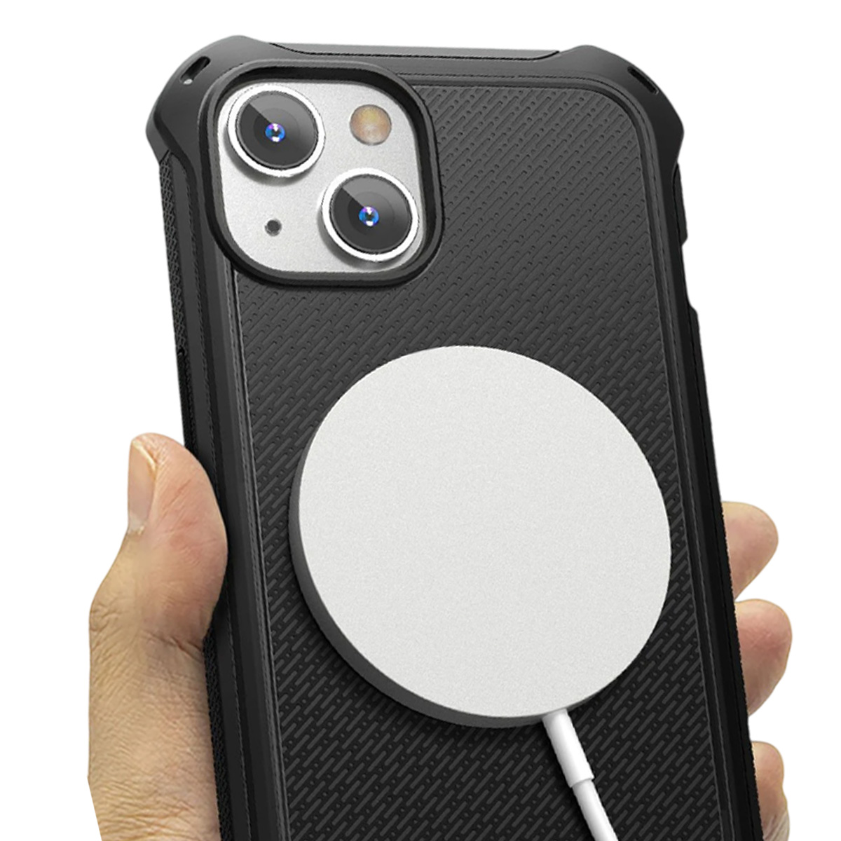Una mano tiene un telefono nero con un caricatore MagSafe bianco attaccato. Il telefono ha un rigonfiamento della fotocamera. Lo sfondo è bianco.
