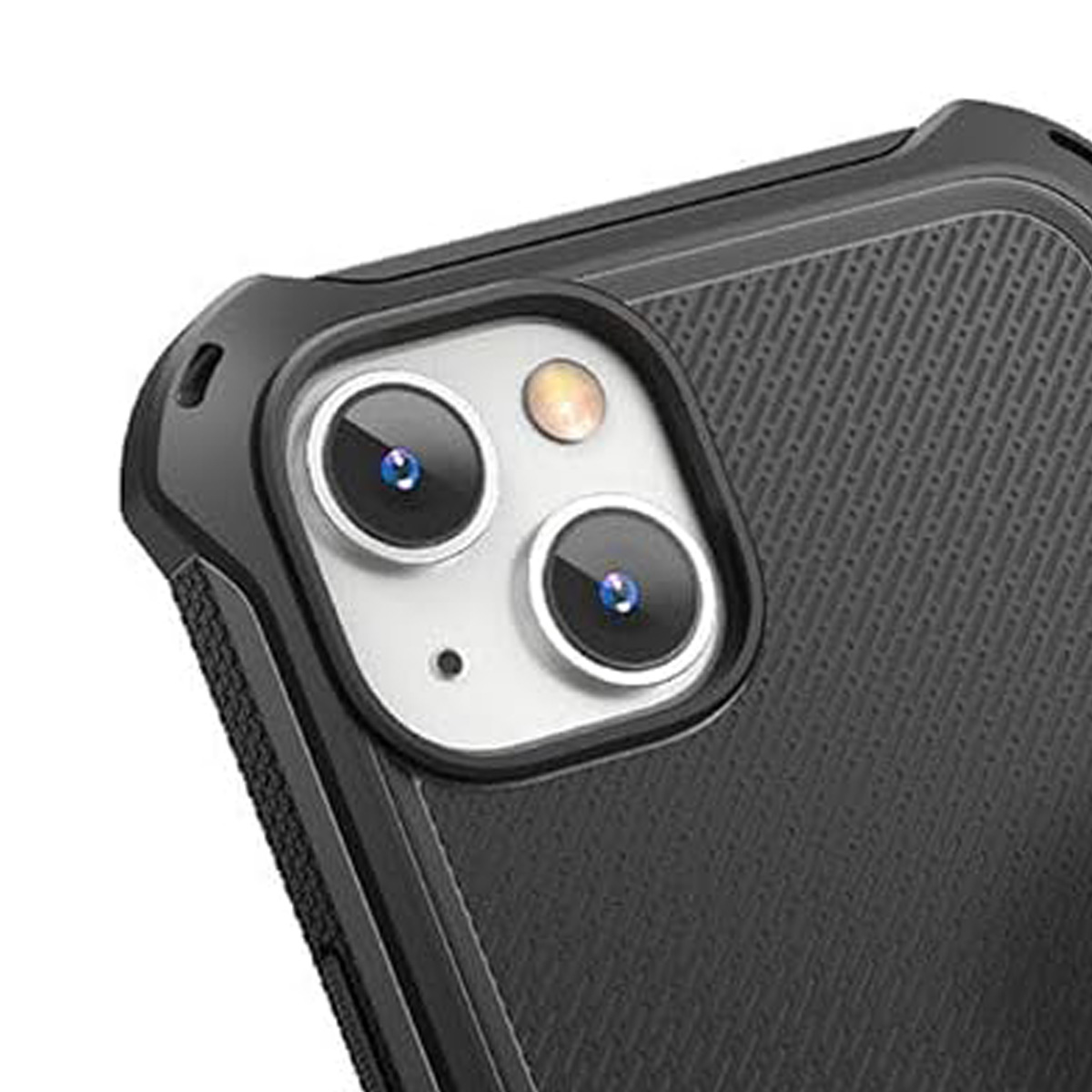 Primo piano di una custodia nera per telefono con modulo fotocamera. Il modulo ha tre lenti e un flash. La custodia ha una superficie strutturata.