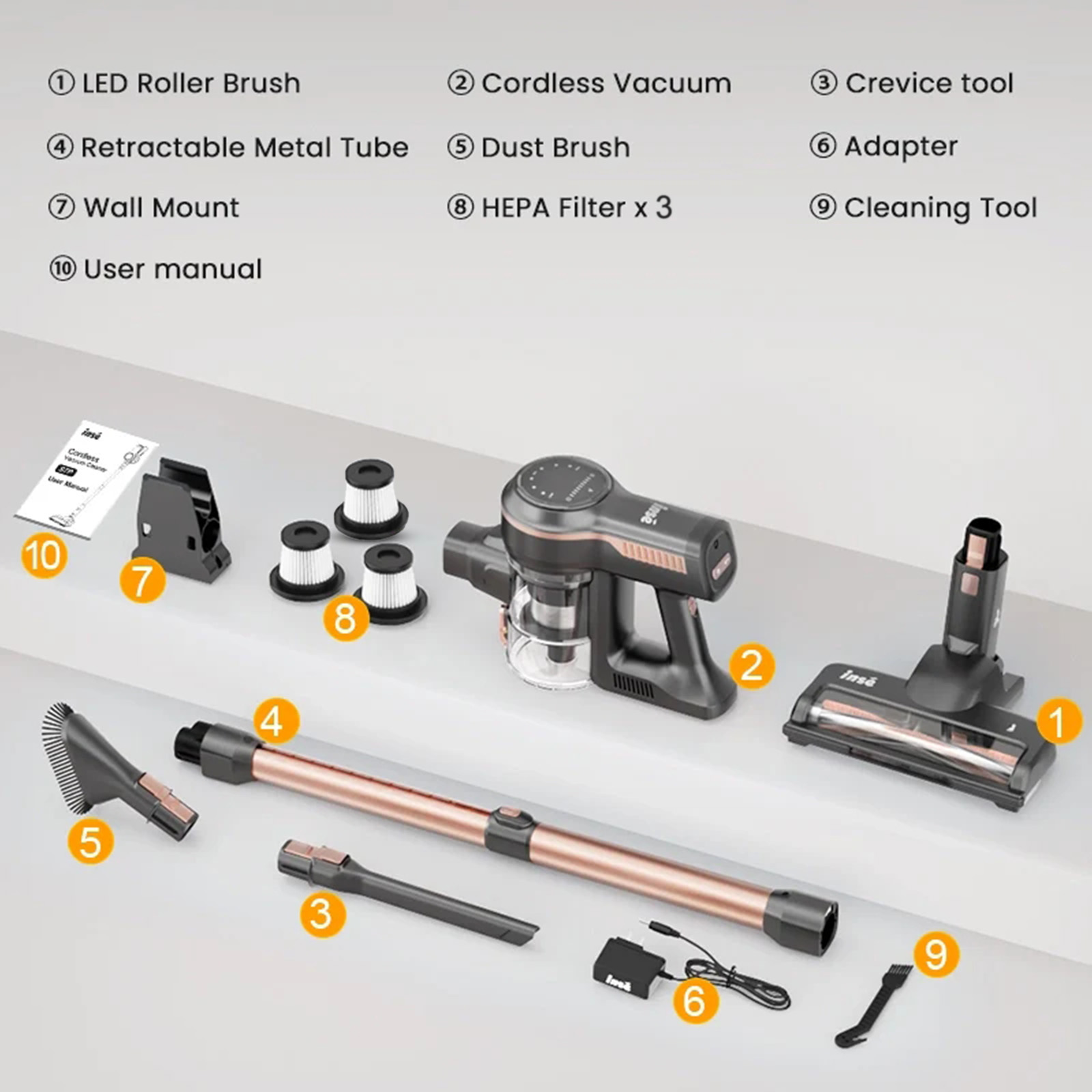 Widok rozstrzelony odkurzacza bezprzewodowego i jego akcesoriów, w tym szczotek, filtrów i ładowarki.