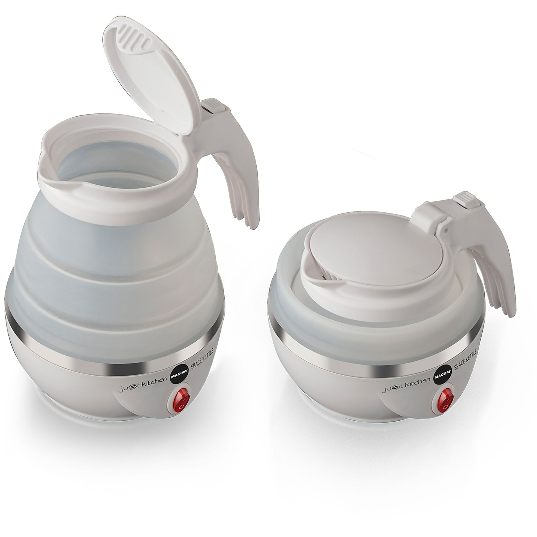 Zwei weiße und graue zusammenklappbare Wasserkocher, einer offen, einer geschlossen, auf weißer Oberfläche. Marke Just Kitchen, MACOM, Space Kettle.