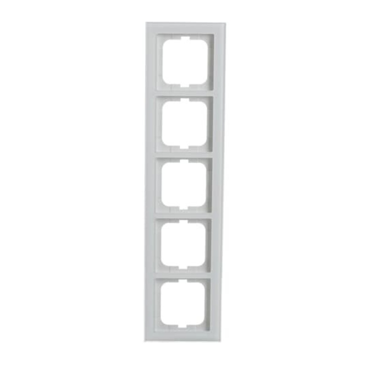 Un pannello verticale bianco per prese elettriche con cinque aperture quadrate. Ogni apertura ha una cornice quadrata.