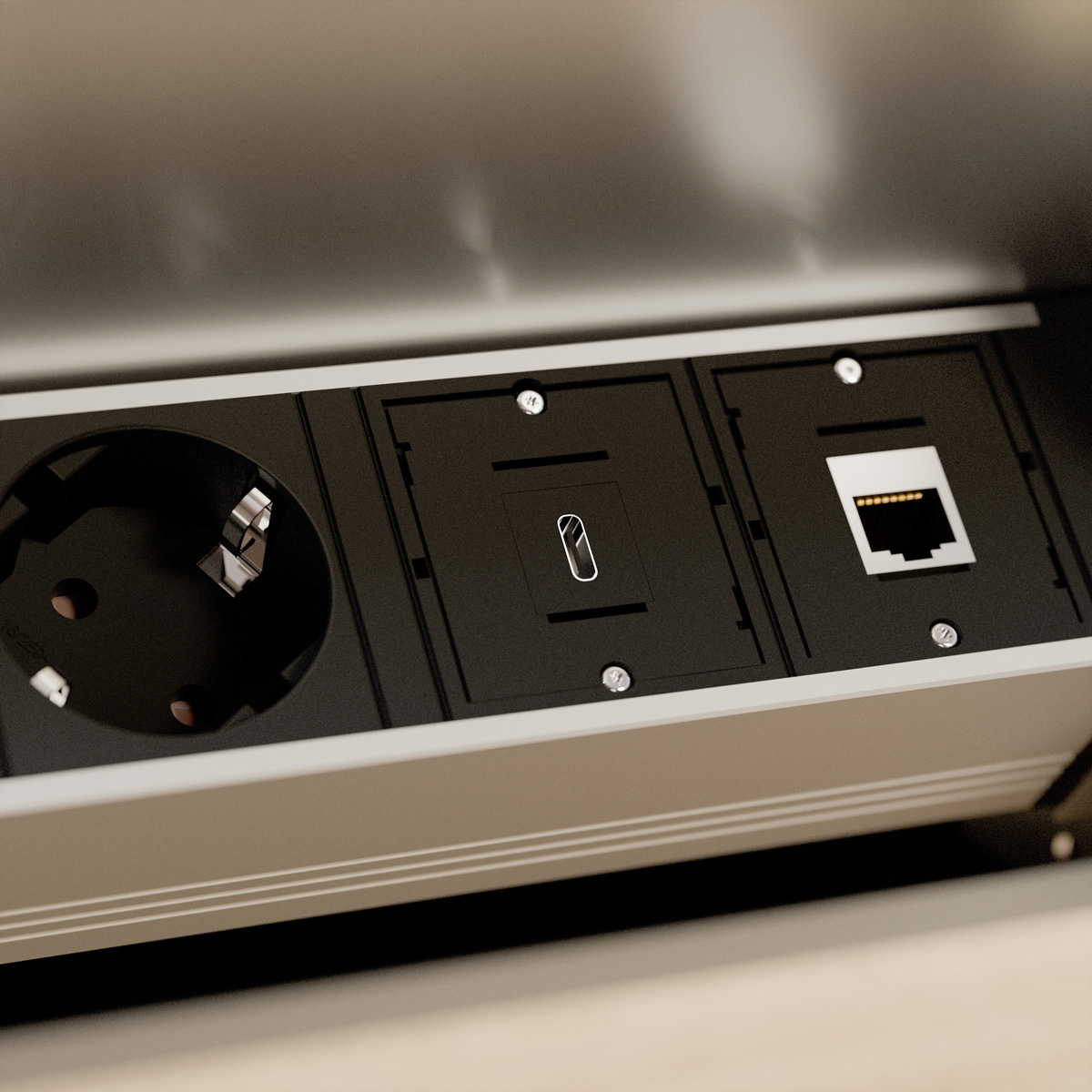 Nahaufnahme einer Steckdose mit USB- und Ethernet-Anschlüssen. Schwarz-Silber-Design. Schrauben sichtbar. Helle Holzoberfläche unten.