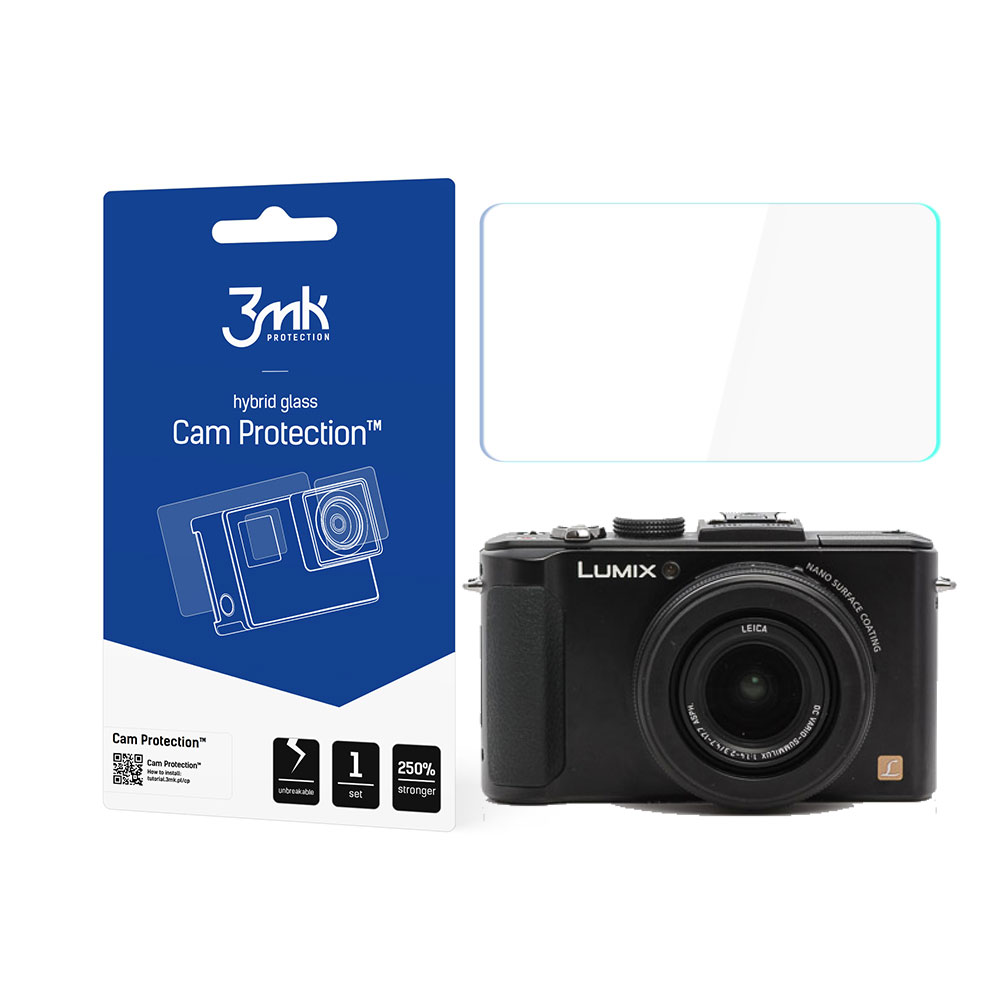 Una fotocamera, una protezione per lo schermo e una confezione con testo sono esposte su una superficie bianca. La fotocamera è nera con obiettivo Leica.