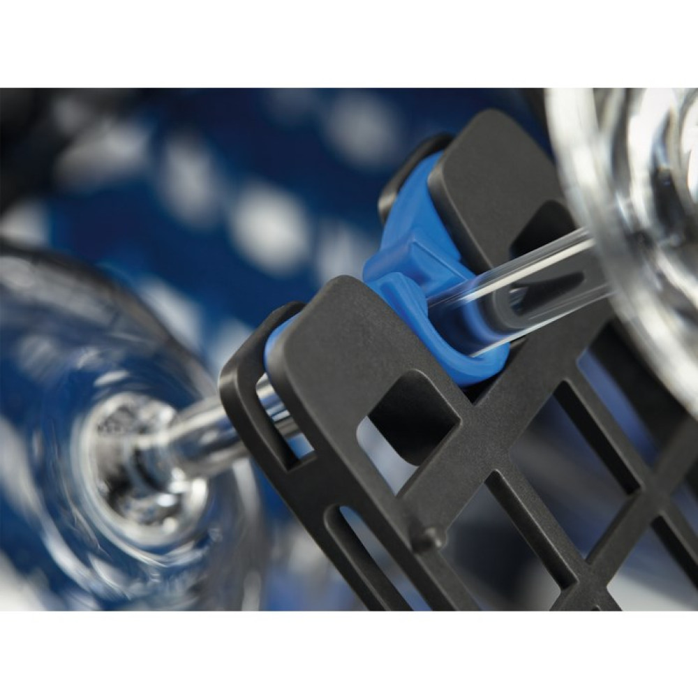 Zbliżenie czarnego stojaka na szklanki. Niebieskie plastikowe elementy zabezpieczają szklanki. Tło jest rozmyte z niebieskim i białym.