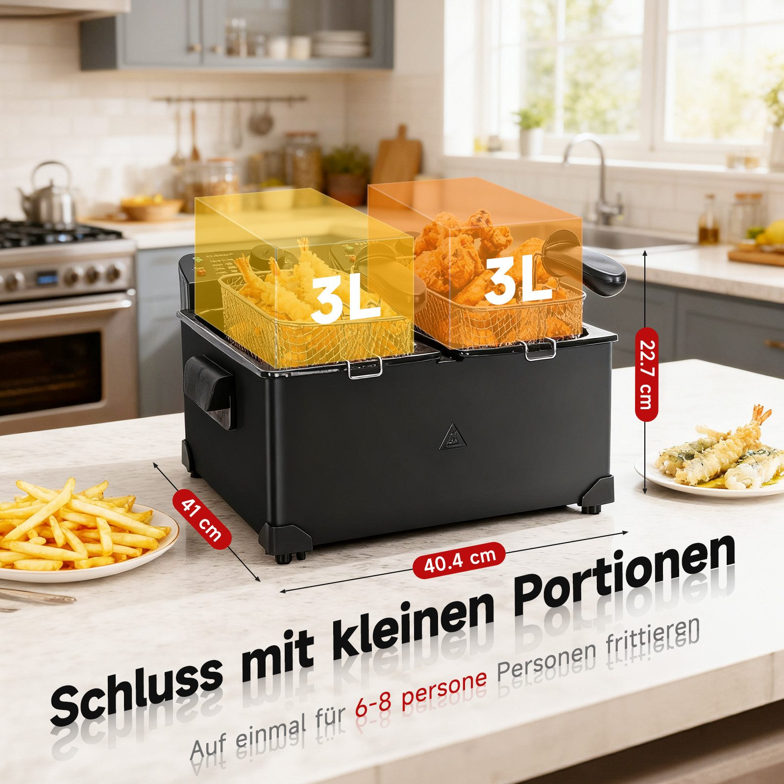 Eine schwarze Fritteuse mit zwei Körben, einem mit frittierten Garnelen, dem anderen mit gebratenem Huhn. Pommes frites sind dabei.