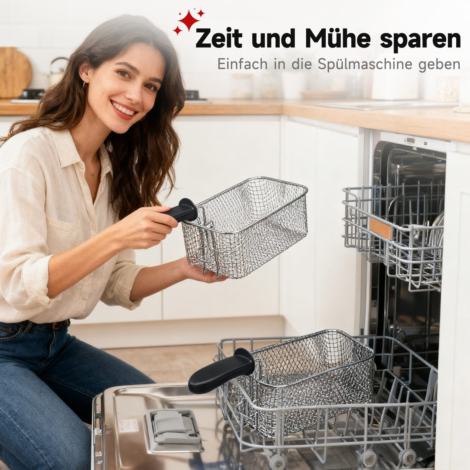 Frau hält einen Metallkorb und legt ihn in eine Spülmaschine. Die Szene ist in einer Küche.