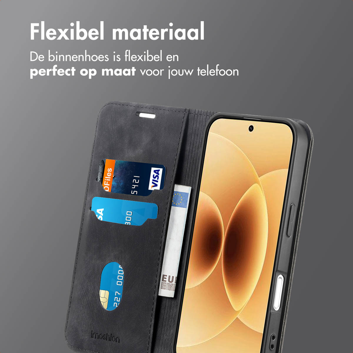 Een telefoonhoesje met een telefoon en creditcards erin. De hoes is zwart en open, met een telefoon rechts.