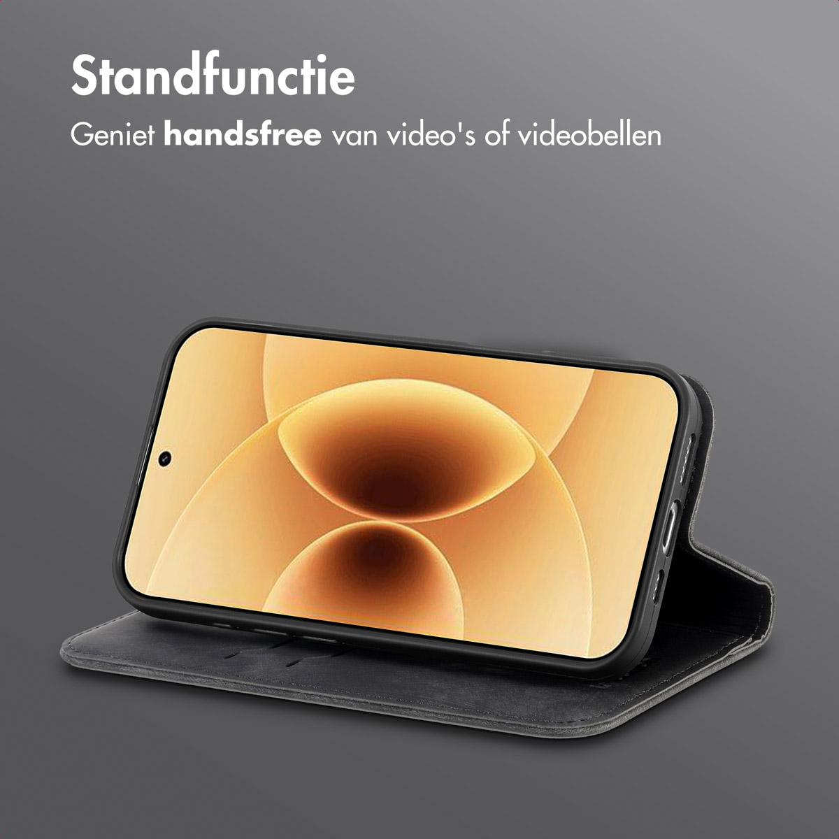 Een smartphone in een zwarte hoes wordt open weergegeven en toont een gouden scherm. De hoes ligt op een grijs oppervlak.