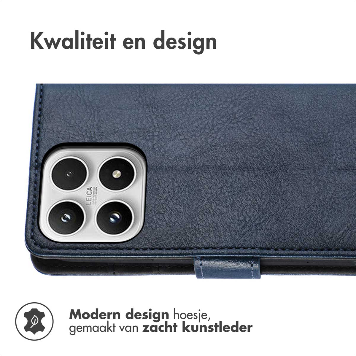 Una custodia per telefono blu scuro. Presenta un modulo fotocamera con quattro obiettivi e il logo Leica. Il testo recita 'Kwaliteit en design'.