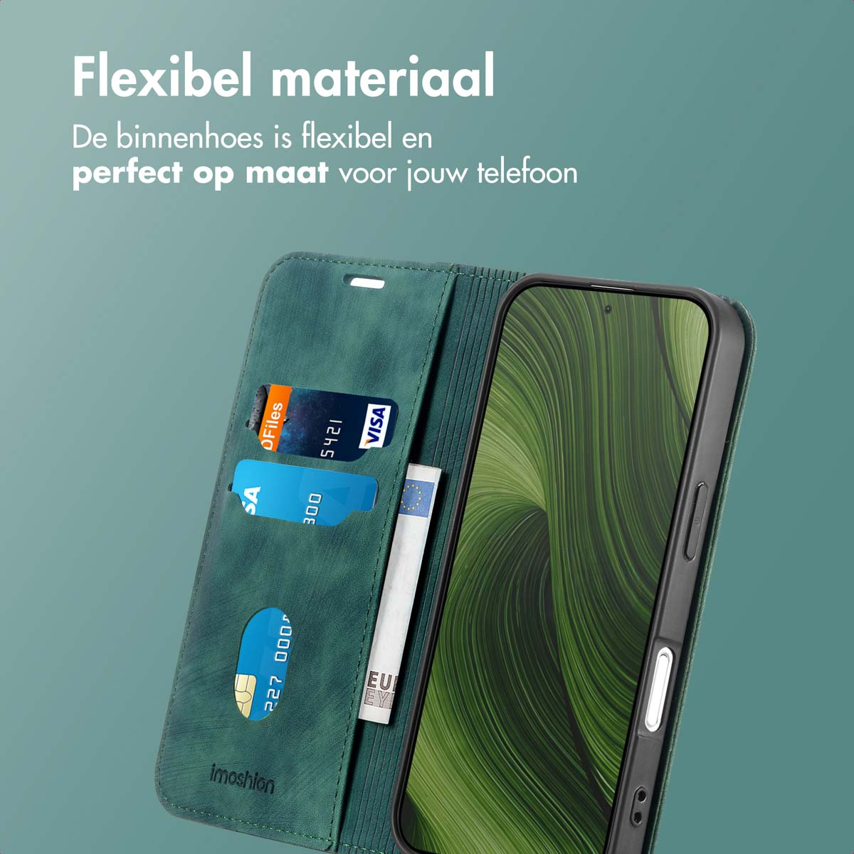Custodia verde per telefono con carte di credito. Un telefono è visibile a destra. Testo olandese: 'Materiale flessibile'.