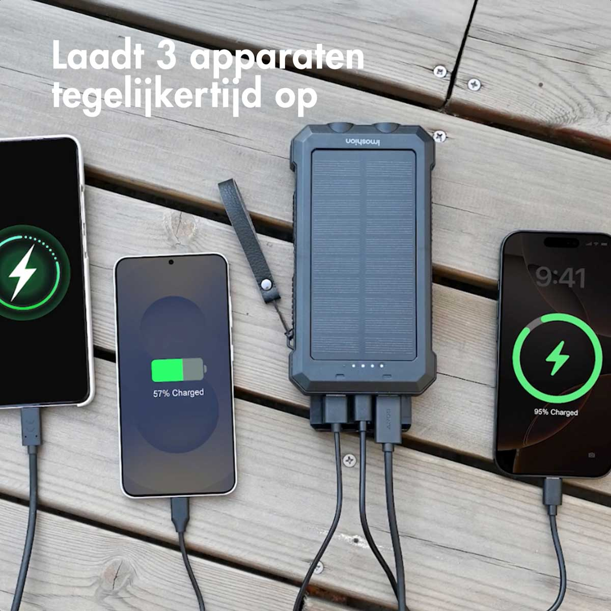Drei Smartphones laden von einer Solar-Powerbank. Telefone zeigen Ladestatus an. Holz Hintergrund.