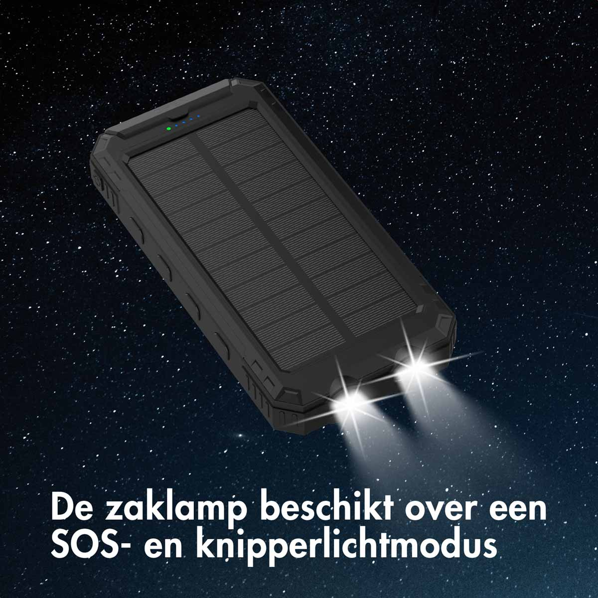 Schwarze Taschenlampe mit Solarpanel, die helles Licht in einem Sternenhimmel aussendet. Text unten: Die Taschenlampe hat einen SOS- und Blinkmodus.