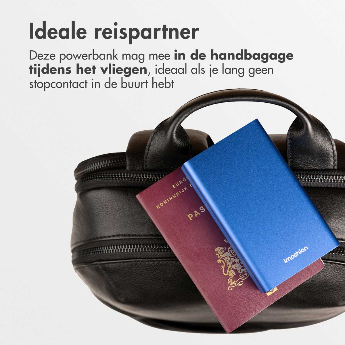 Une batterie externe bleue et un passeport sur un sac noir. Texte: 'Partenaire de voyage idéal'.