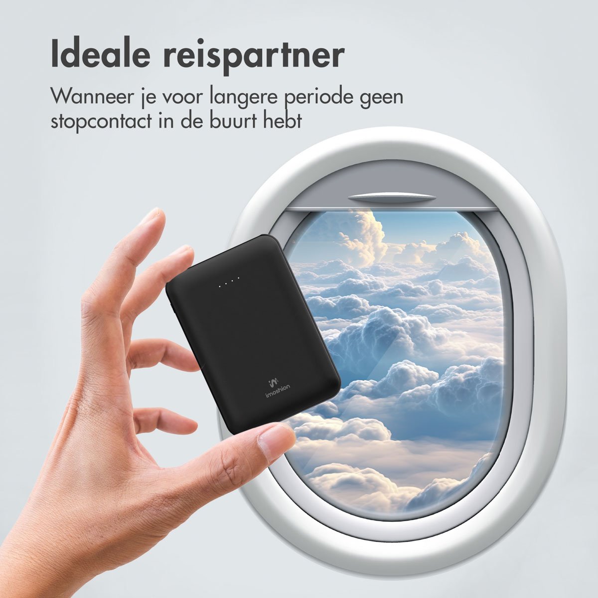 Une main tient une batterie externe noire devant une fenêtre d'avion. La fenêtre montre des nuages. Le texte dit : 'Partenaire de voyage idéal'.