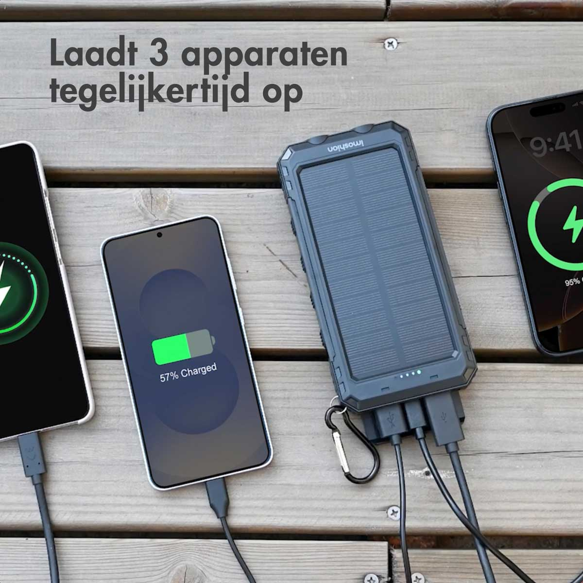 Drei Smartphones laden. Ein Solar-Ladegerät ist angeschlossen. Ein Telefon ist zu 57 %, ein anderes zu 95 % geladen.