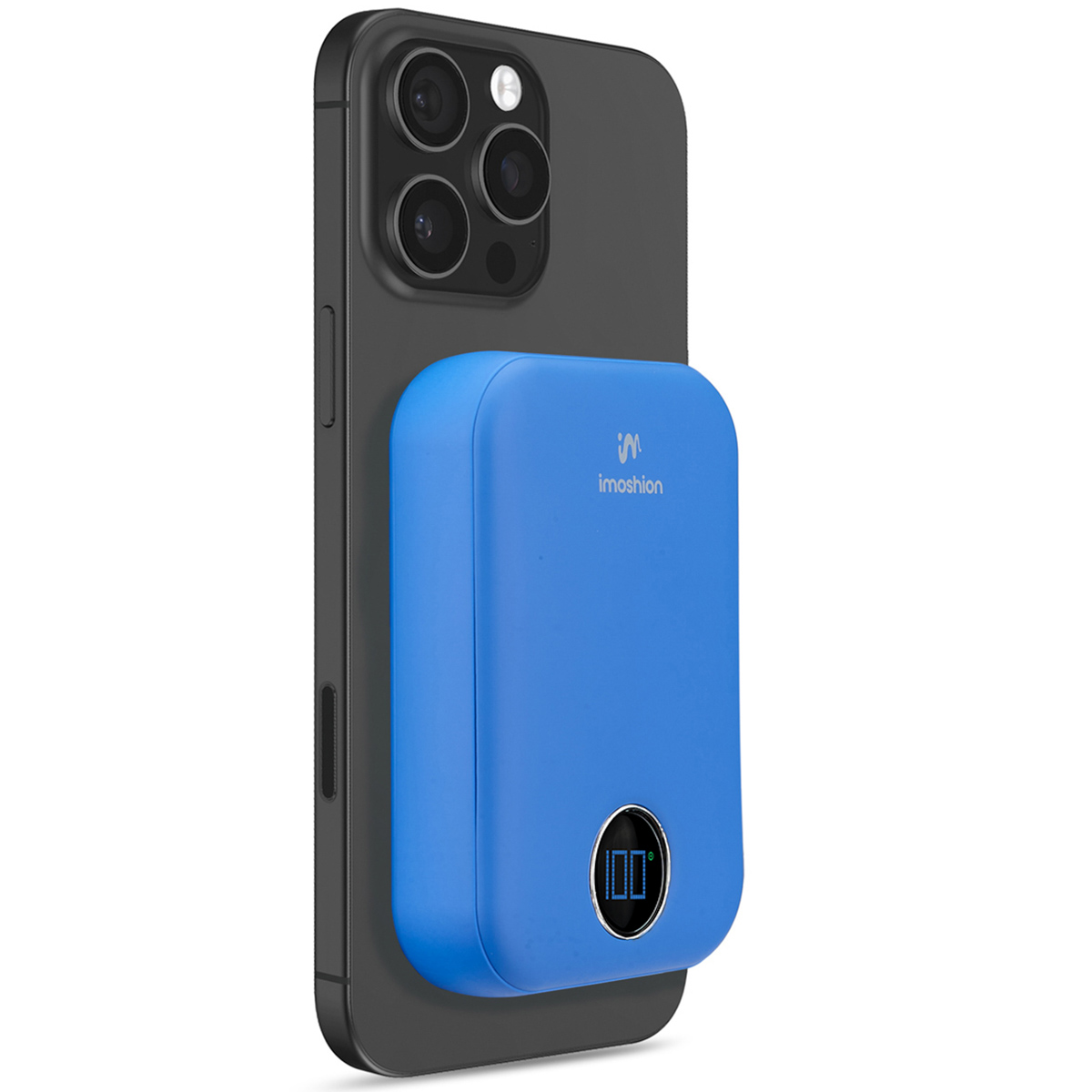 Ein schwarzes iPhone hat eine blaue Powerbank. Die Powerbank zeigt 100% an. Die Powerbank ist mit dem Logo 'imoshion' versehen.