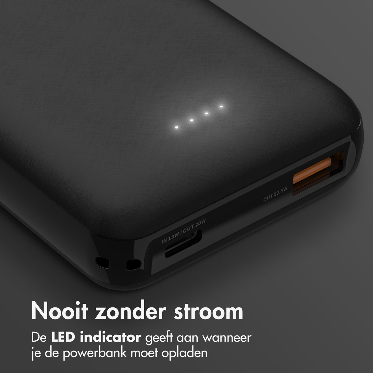 Gros plan sur une batterie externe noire avec des indicateurs LED lumineux. Le texte dit 'Jamais sans alimentation'.